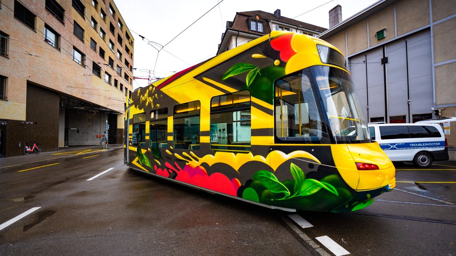 Das farbenfrohe Tram von  PEACE TEA bringt urbane Kunst vom Untergrund direkt auf die Schienen.