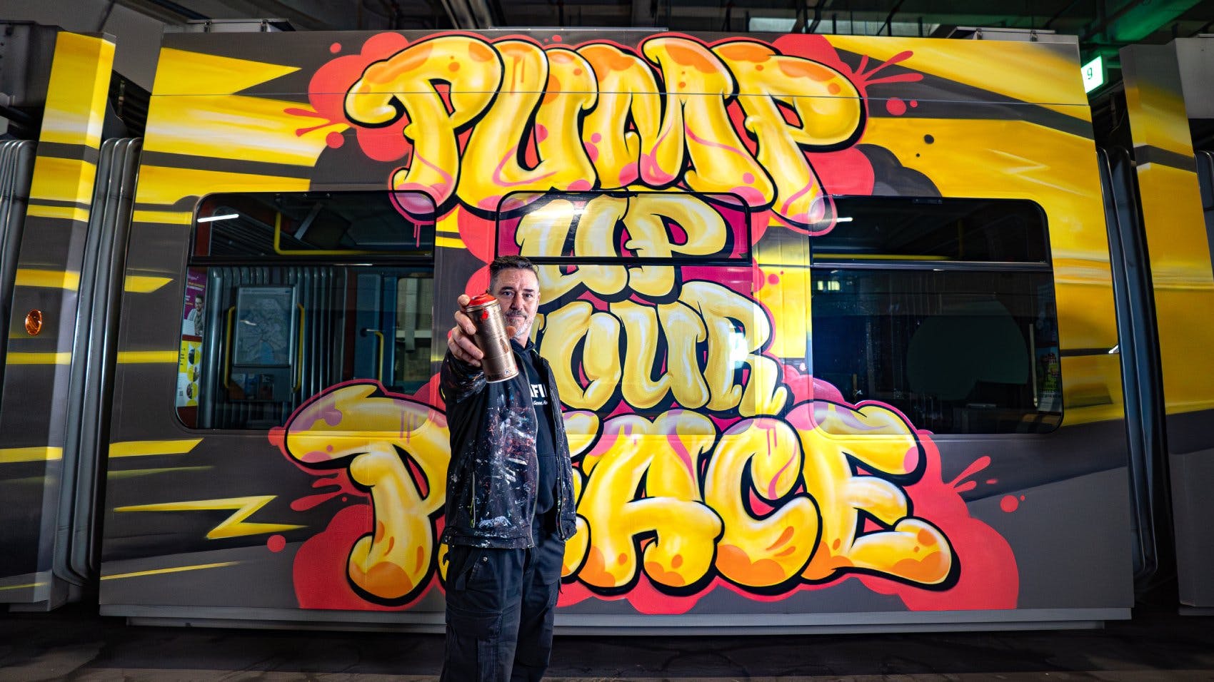 Redl vor dem fertig gestalteten Tram von PEACE TEA.
