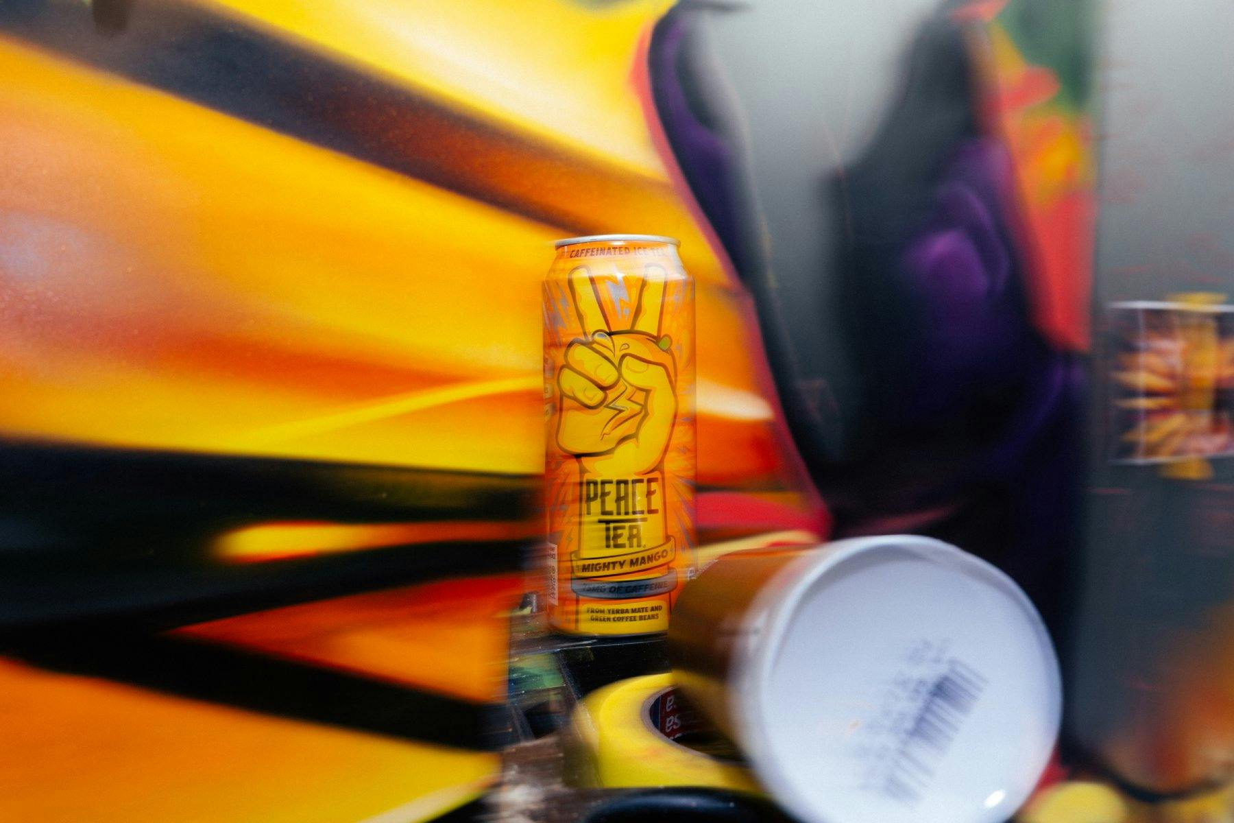 Urbane Kreativität: Die PEACE TEA Dose als Leinwand und Inspiration zugleich.