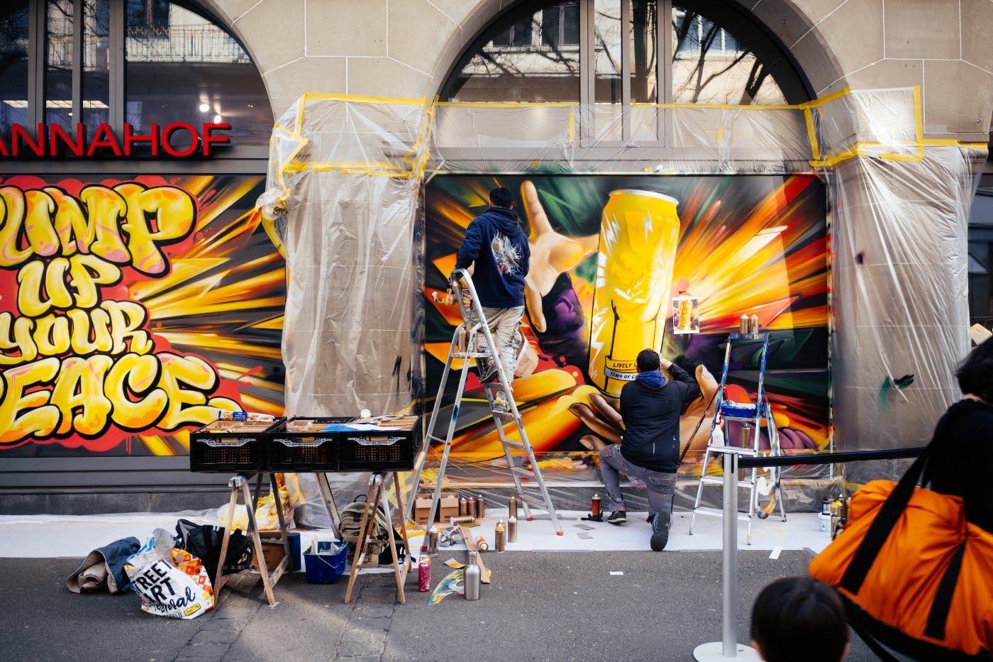 Teamwork am Schaufenster: Schritt für Schritt entsteht ein Werk, das die Passanten zum Staunen bringt.