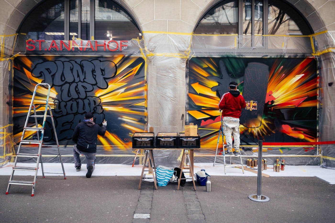 Redl und Alex Hohl beim Sprayen an der Bahnhofstrasse.