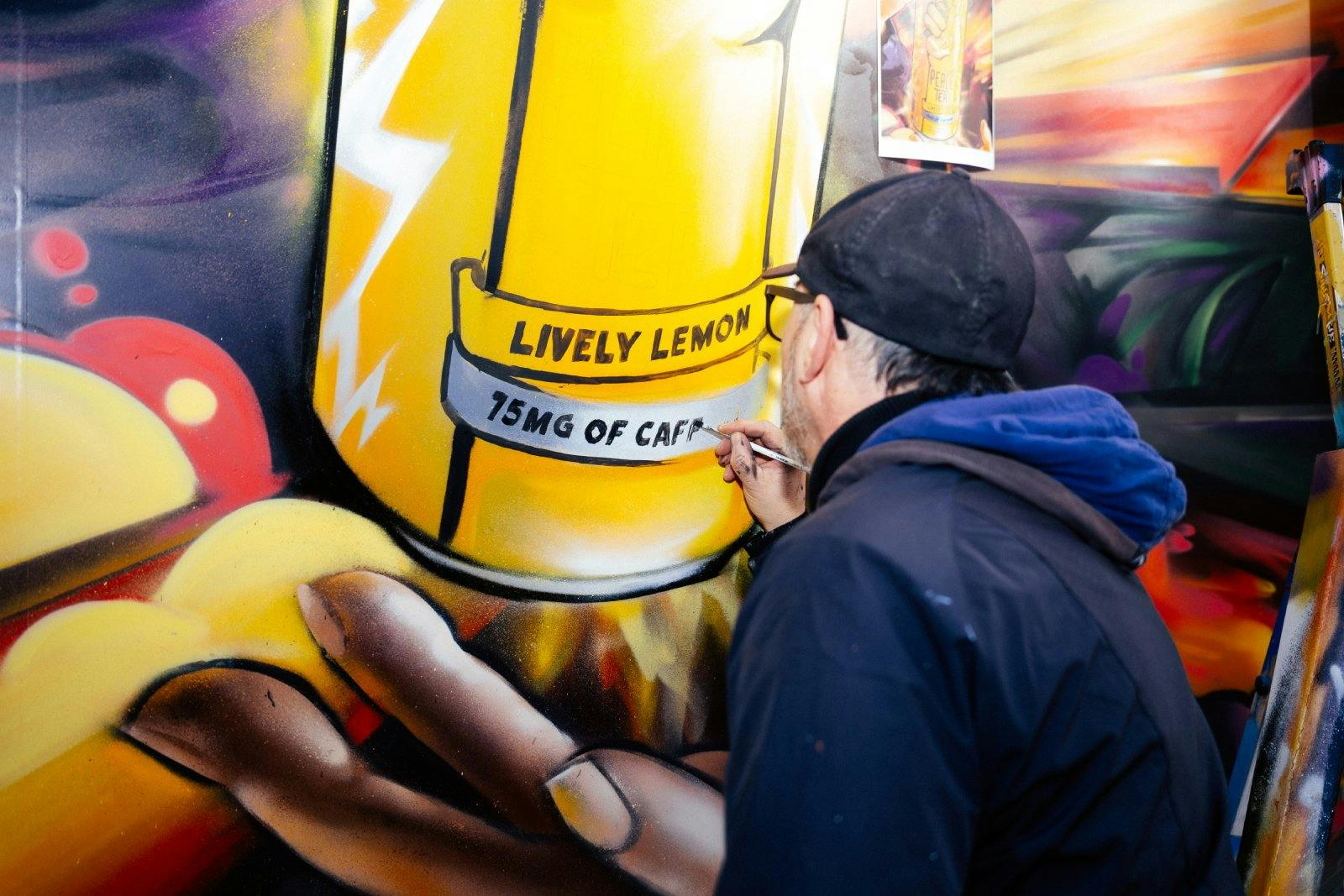 Mit feinem Pinselstrich verleiht Redl der PEACE TEA Dose Lively Lemon den letzten Touch.