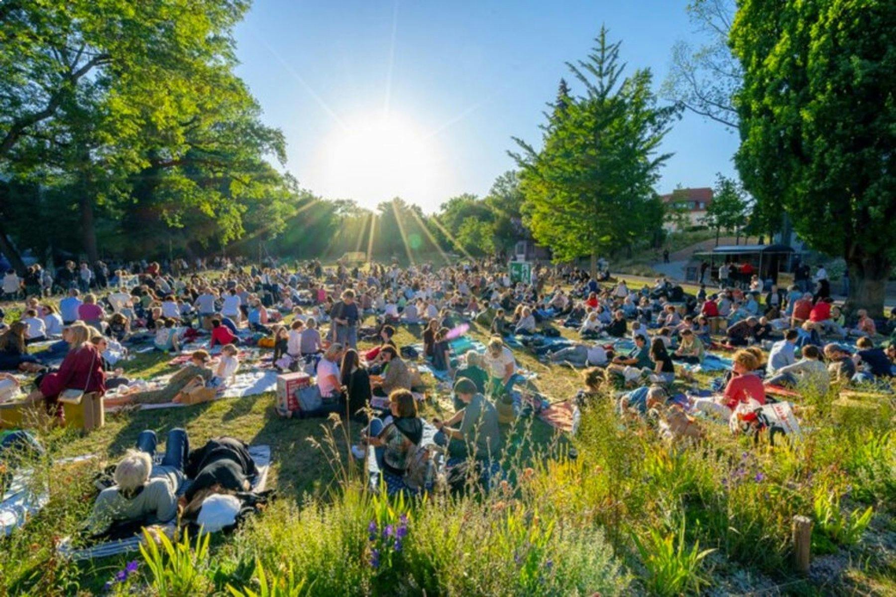 Wenn die Tage länger werden, verwandelt sich Weimar in eine Bühne unter freiem Himmel: Weitläufige Parks, belebte Plätze und stimmungsvolle Open-Air-V...