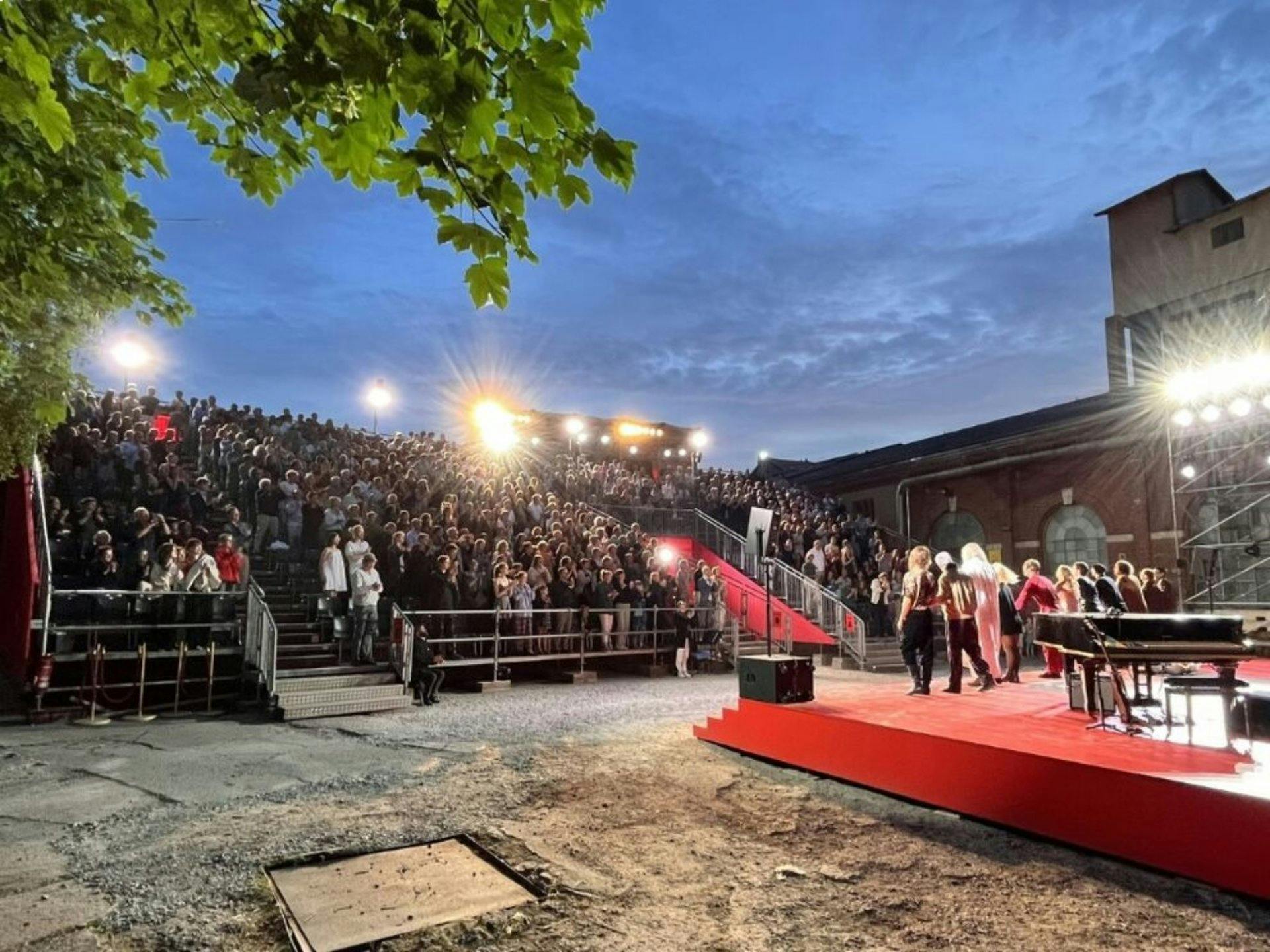 Theatergenuss unter freiem Himmel: Im «Weimarer Sommer» kommt  Molières Komödie «Der Menschenfeind» auf der Bühne des Sommertheaters mit viel Witz und...