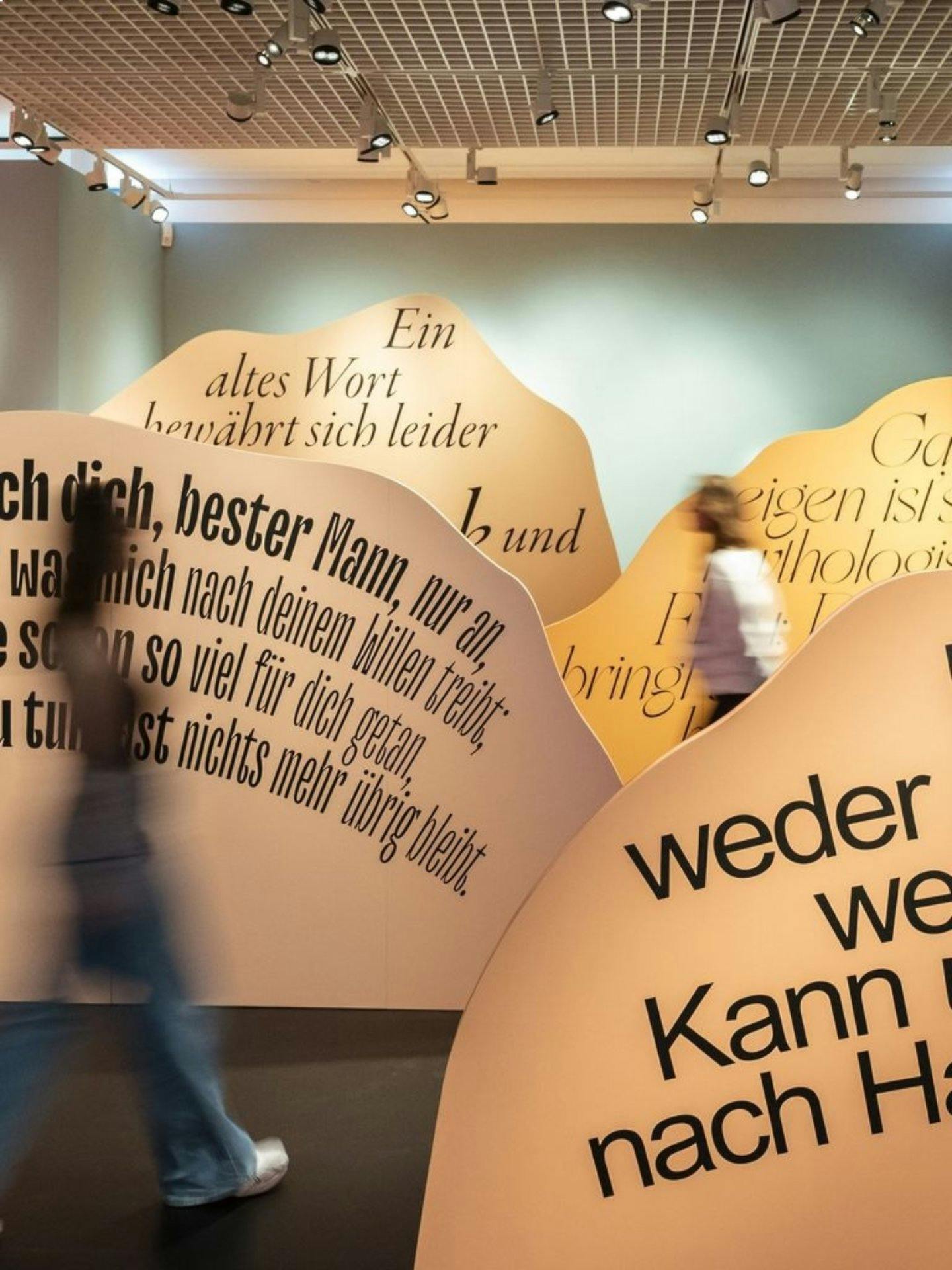 Goethes Jahrhundertwerk neu gedacht: «Faust. Eine Ausstellung» im Schiller-Museum nähert sich dem vieldeutigen Klassiker auf überraschende und zeitgem...