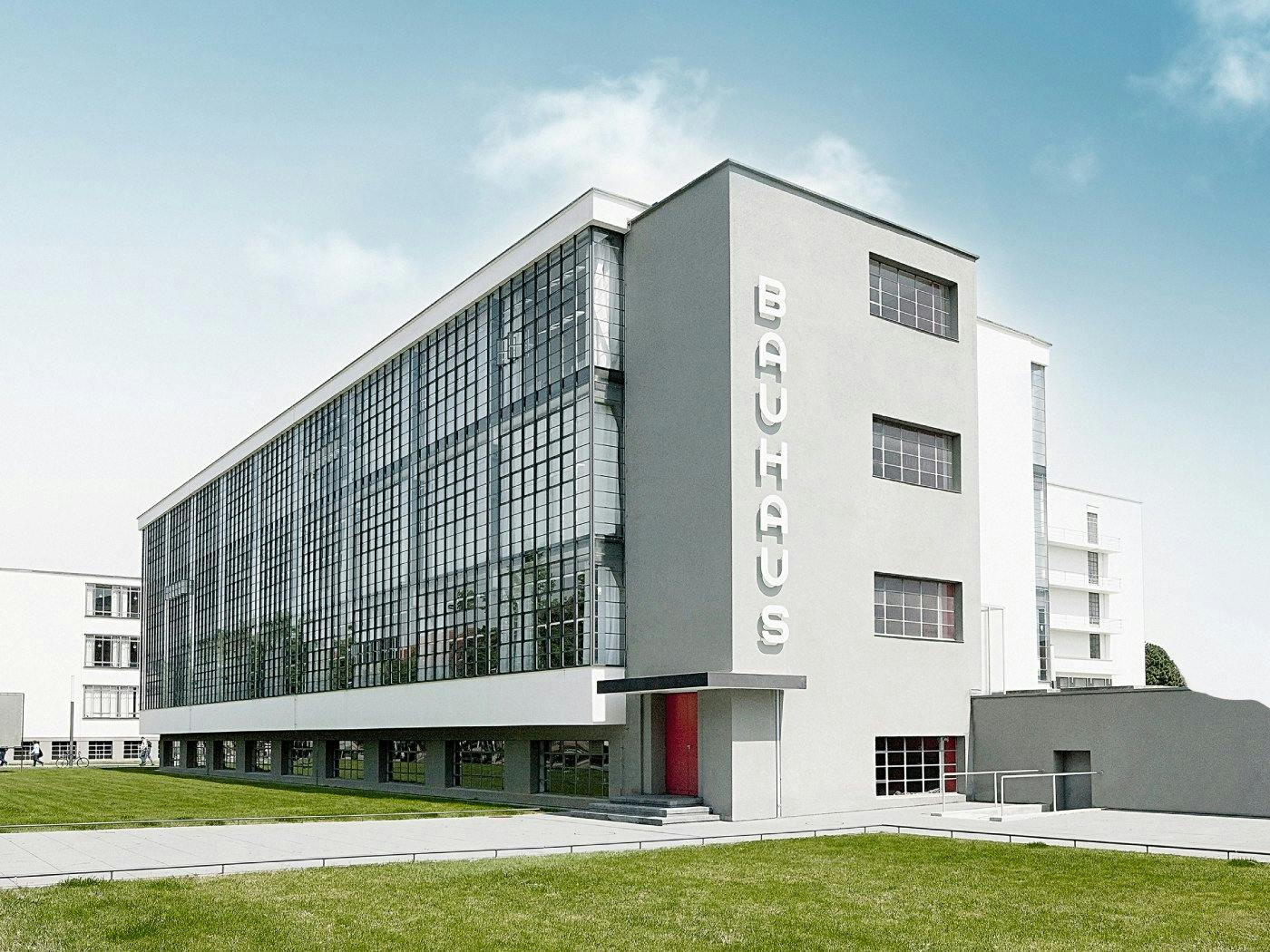 Klare Kanten, kühne Ideen: In Dessau schrieb das Bauhaus Designgeschichte und inspiriert bis heute mit seiner visionären Architektur.