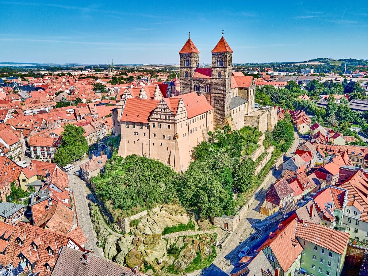 In Quedlinburg scheint die Zeit langsamer zu ticken, jede Gasse erzählt ihre eigene Geschichte. Die Stiftskirche St. Servatii ist eines der Highlights...