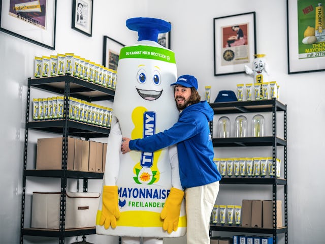 Harmloser Fan oder fanatischer Verdächtiger? Marcel Bühler präsentiert stolz seine THOMY-Sammlung.