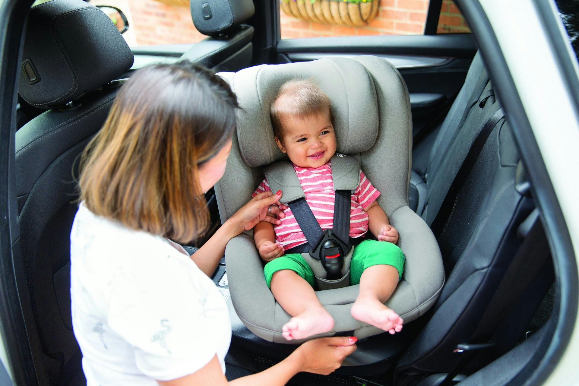 Dies ermöglicht ein vereinfachtes Ein- und Ausladen des Kindes.