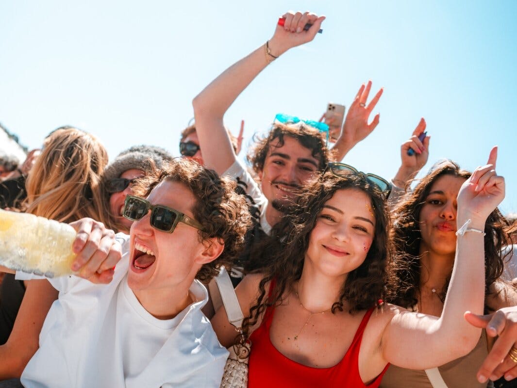 Le Snow Vibes Festival promet de clore la saison d’hiver en apothéose, transformant la station en véritable dancefloor.