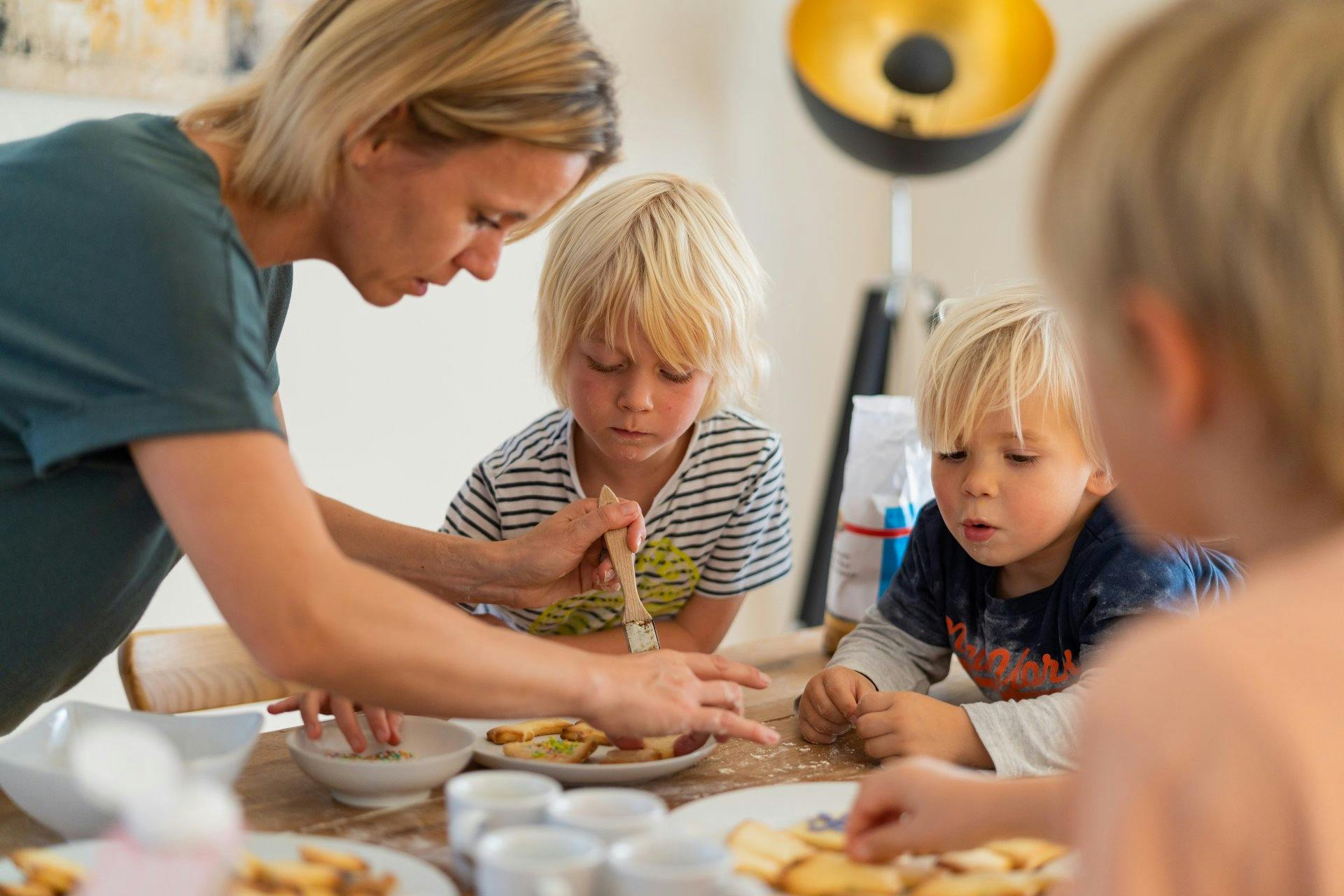 Fleissig helfen die Jungs dabei, den Teig zu machen und die schönen Formen auszustechen.