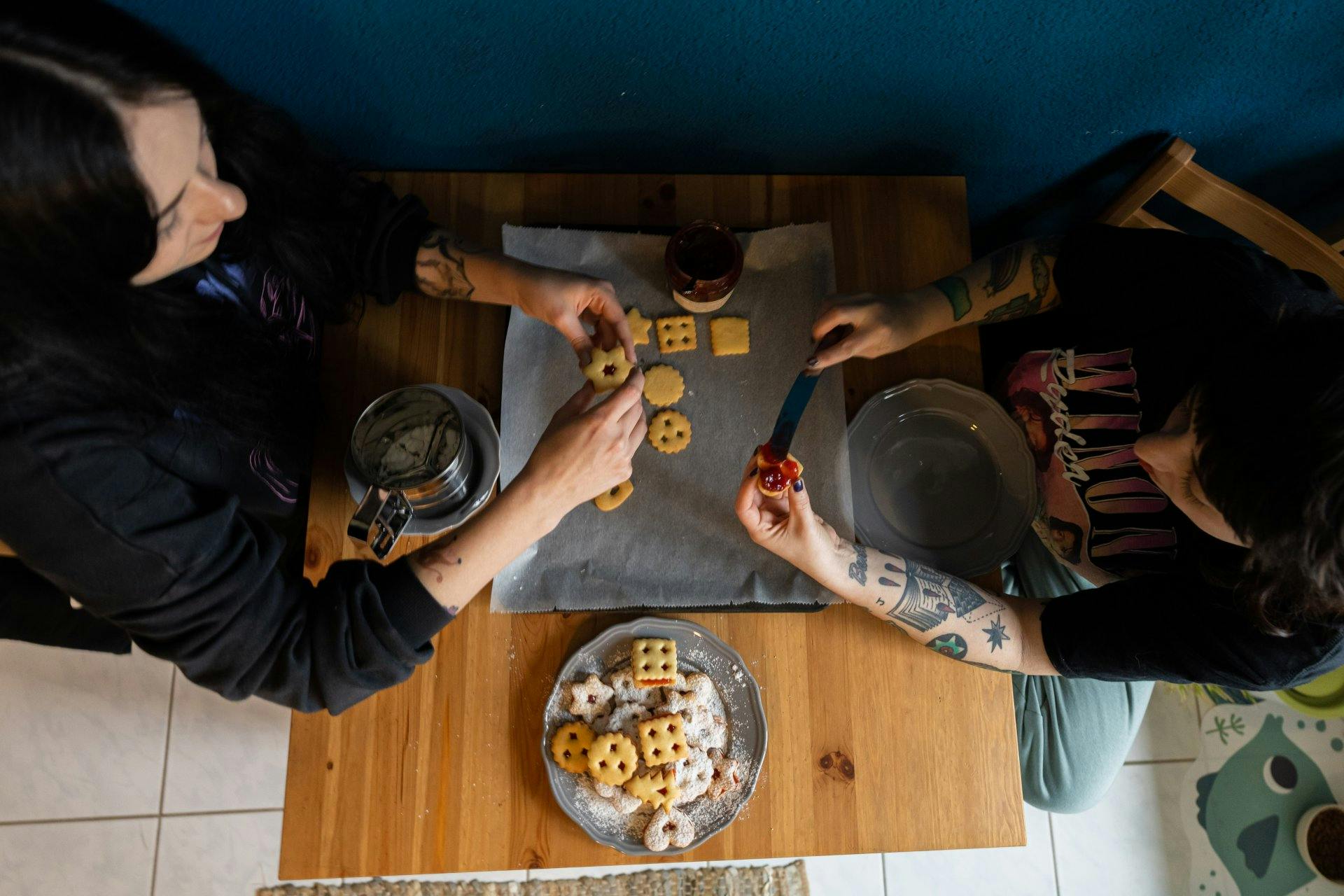 Zusammen backen und dann gemütlich vor dem Fernseher auf dem Sofa die selbstgemachten Leckereien geniessen ...