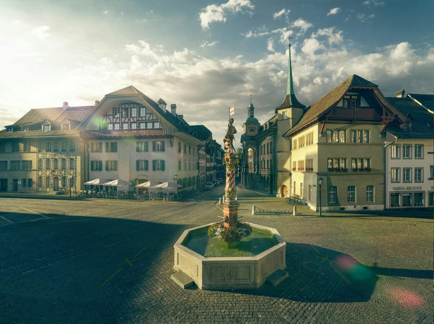 Nach nur acht Minuten Weiterfahrt erreichst du von Olten mit der S29 Zofingen. Die idyllische Altstadt verzaubert mit verwinkelten Gassen, barocken Hä...