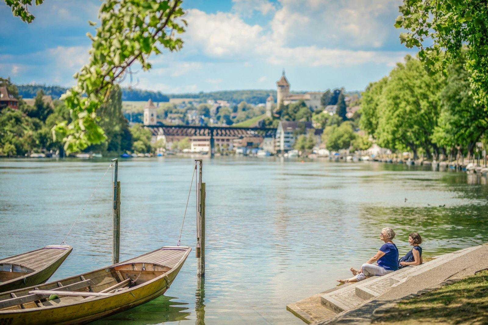 Was du dir zum Abschluss nicht entgehen lassen solltest: Spaziere entlang der Uferpromenade Lindli direkt am Rhein entlang und gönn dir im Restaurant...