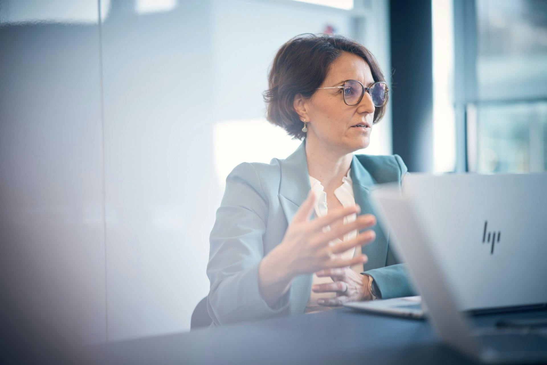 «Comme les défis du monde du travail changent sans cesse, un ajustement régulier de nos mesures s’impose», déclare Sandra Schwendener.
