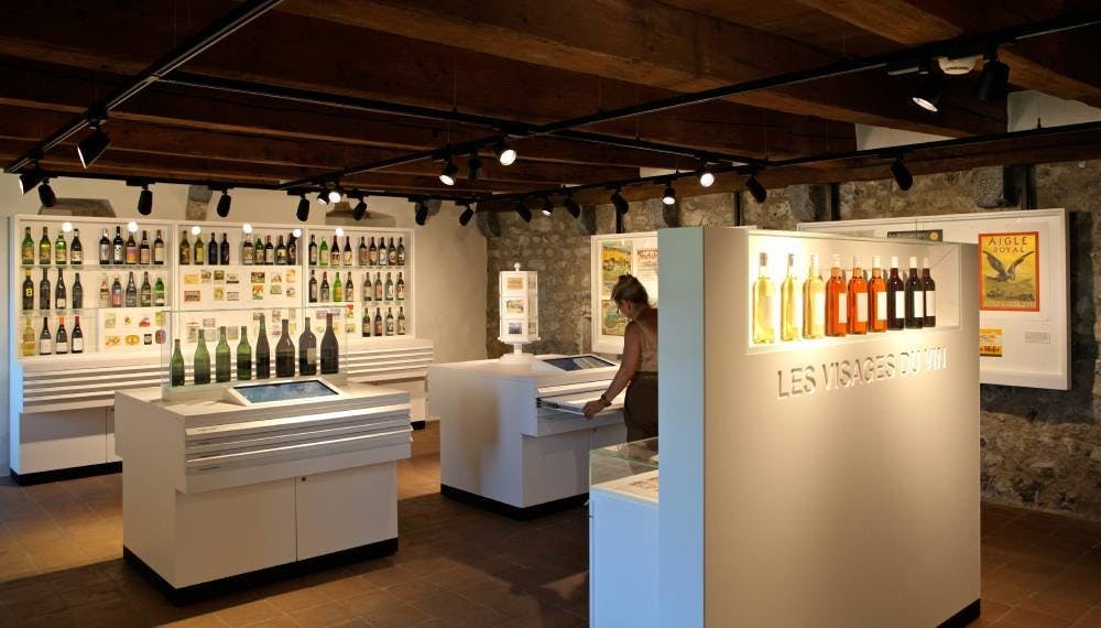 Installé dans le Château d’Aigle, le Musée de la vigne, du vin et de l’étiquette propose une découverte sensorielle et interactive de 2000 ans de trad...