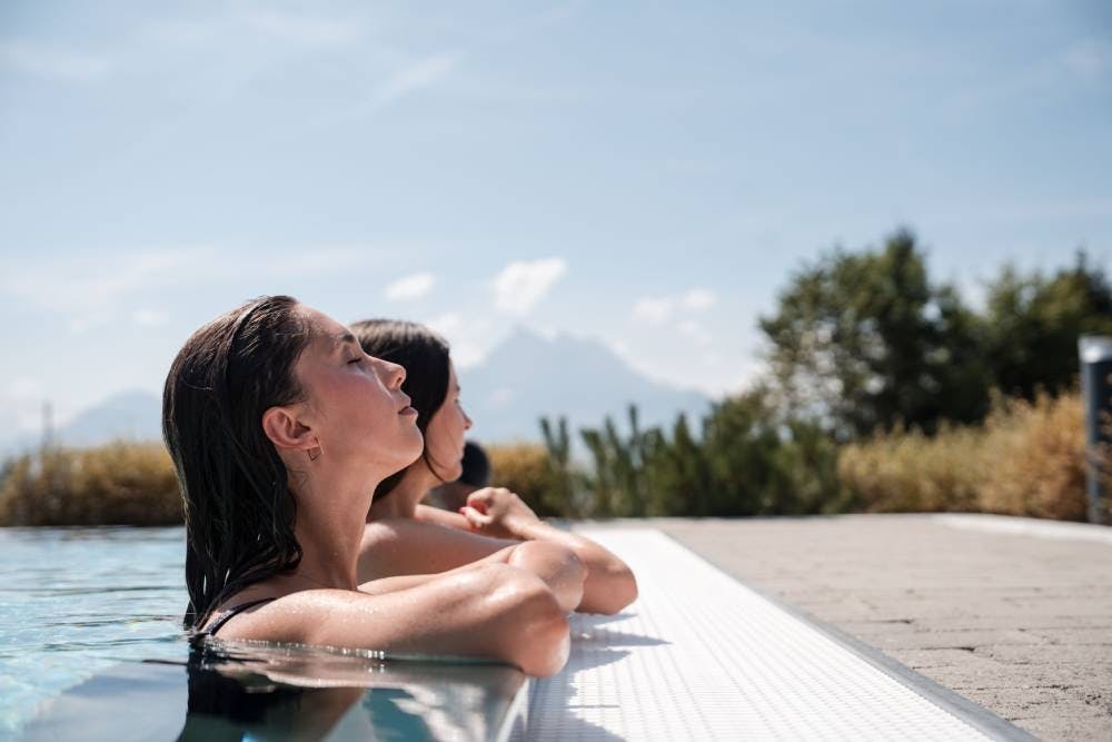 Aux Bains de Villars, détente et bien-être se conjuguent dans un cadre alpin. L’espace wellness, avec vue sur les Alpes, propose hammams, saunas, bass...
