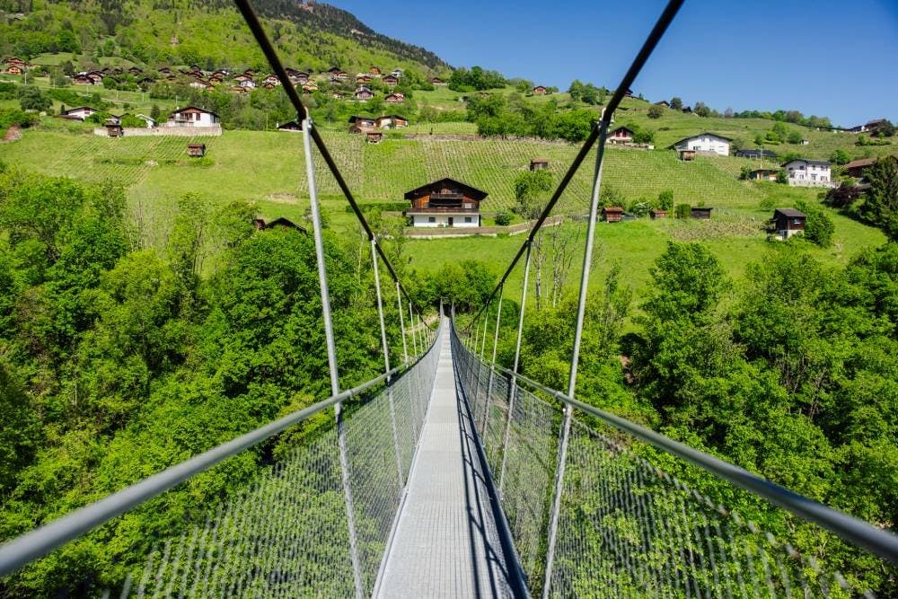 Après avoir traversé une petite grotte, la balade monte jusqu’à un pont suspendu de 90 mètres de long et 60 mètres de haut reliant Choëx, d’où s’ouvre...