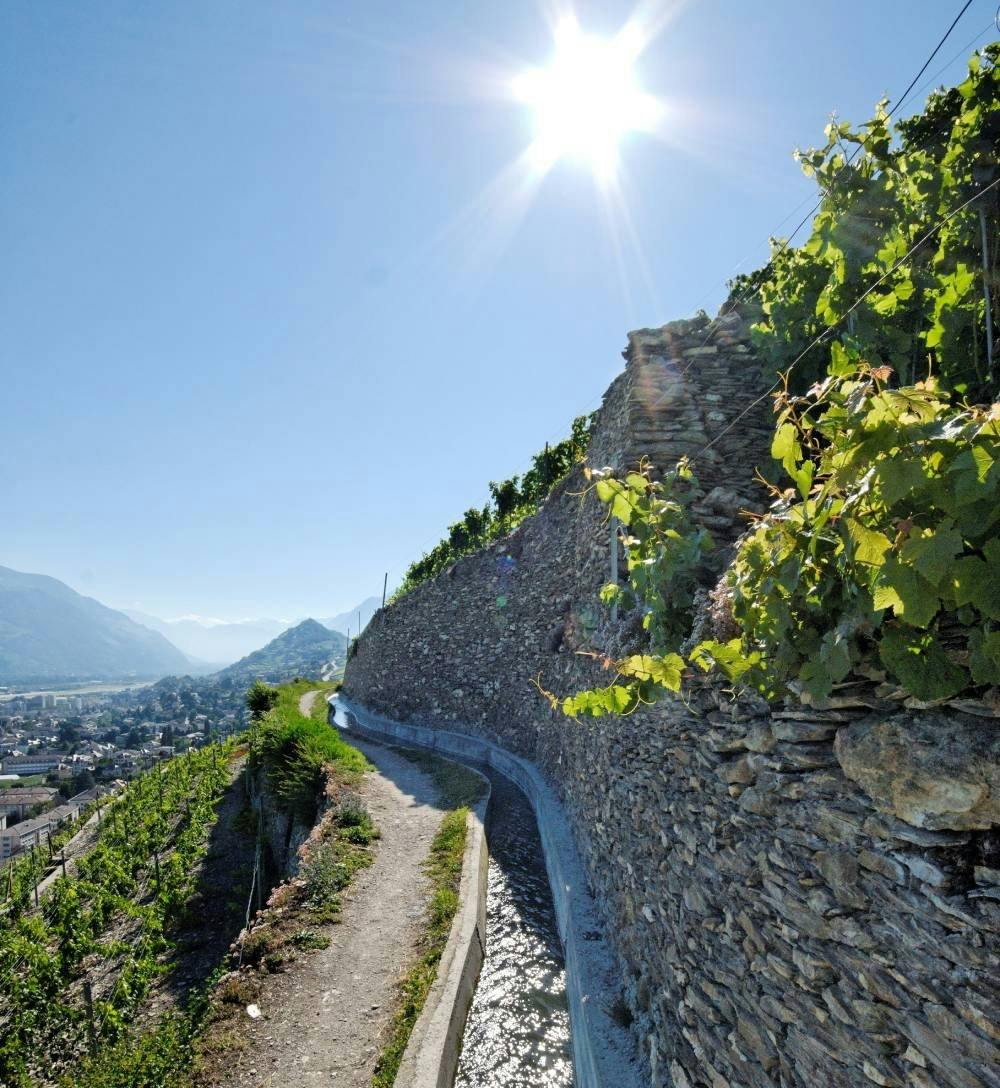 Au départ d’Icogne, la balade du bisse de Clavau, longue de 14 km (3h30 de marche) et de difficulté moyenne, offre de superbes vues sur la vallée du R...