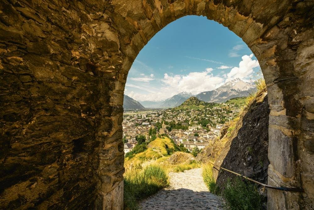 Une fois à Sion, il vaut la peine de flâner un peu dans la vieille ville, très bien conservée, avant d’aller visiter les deux châteaux emblématiques d...