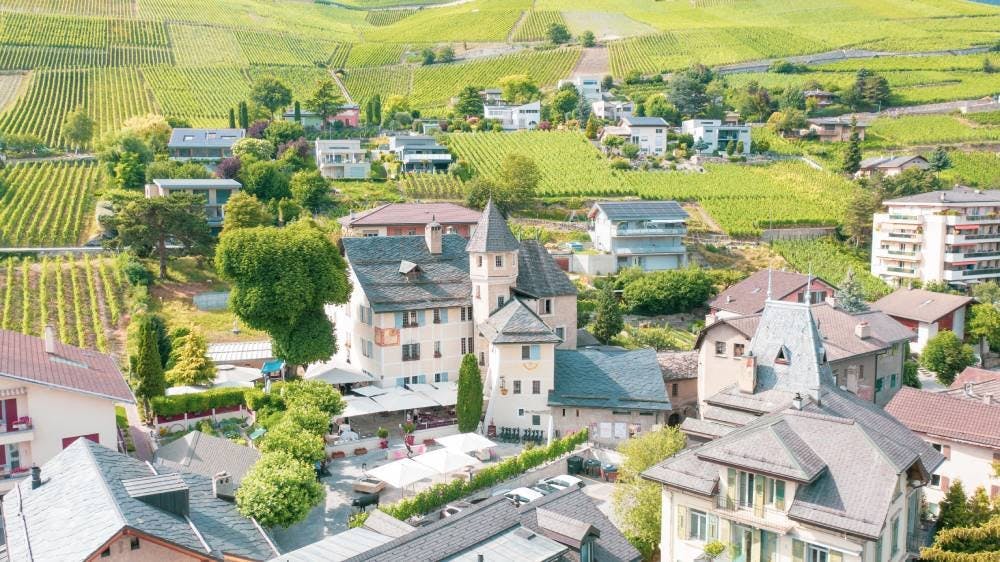 À Sierre, point d’arrivée de la randonnée, le Château de Villa abrite les expositions temporaires du Musée du Vin et une œnothèque, où l’on peut dégus...