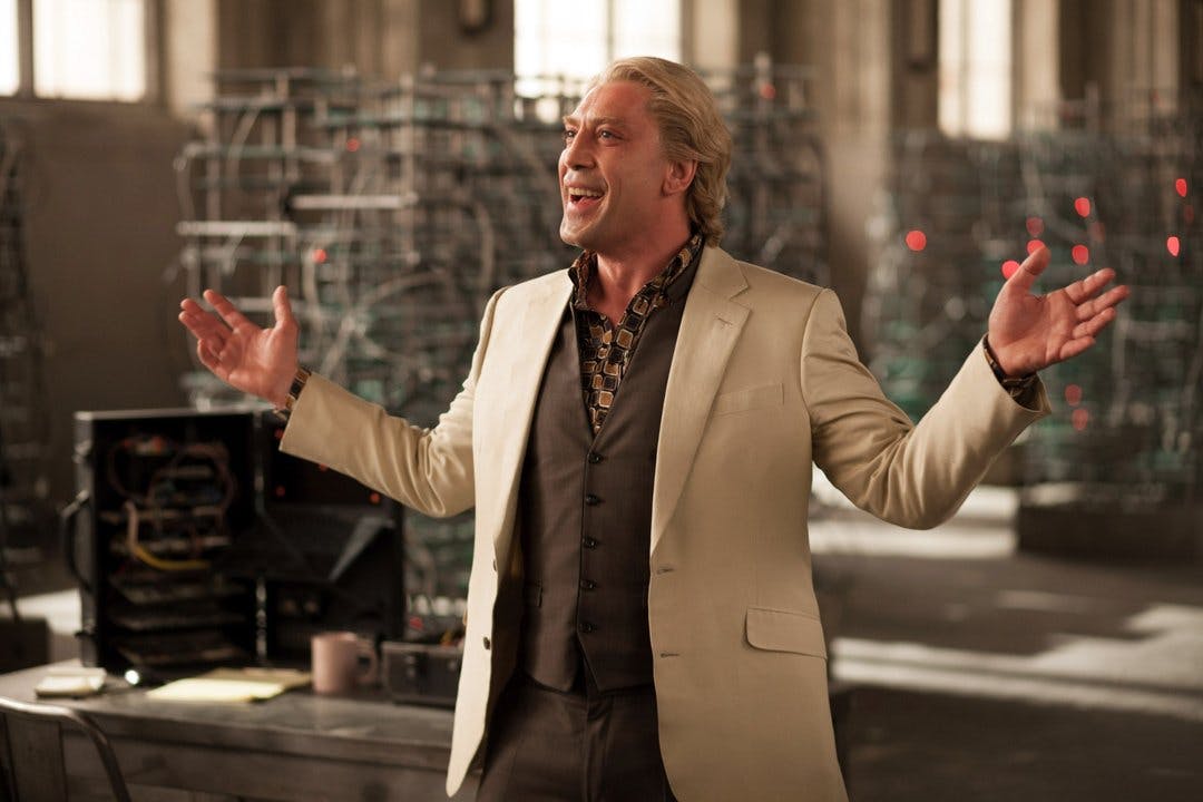1. Javier Bardem: 
L’ancien agent secret Raoul Silva a été ­torturé par les Chinois pendant des mois, et tient le patron de Bond, M, pour responsable....
