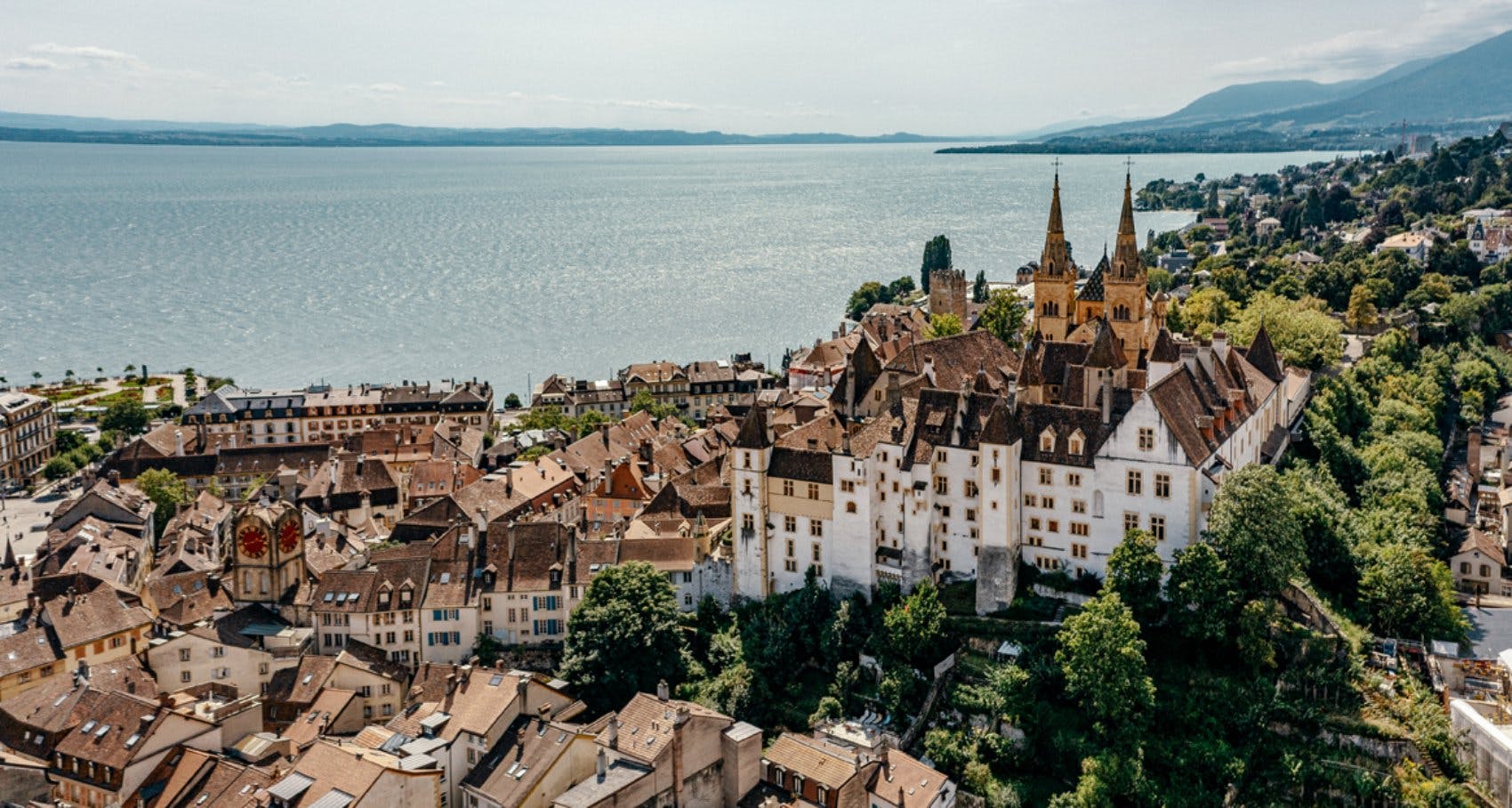 La jolie vieille ville de Neuchâtel est un excellent point de départ pour découvrir d’autres villes de la région, en voyageant en toute sérénité, sans embouteillages ni recherche d’une place de stationnement grâce au train.