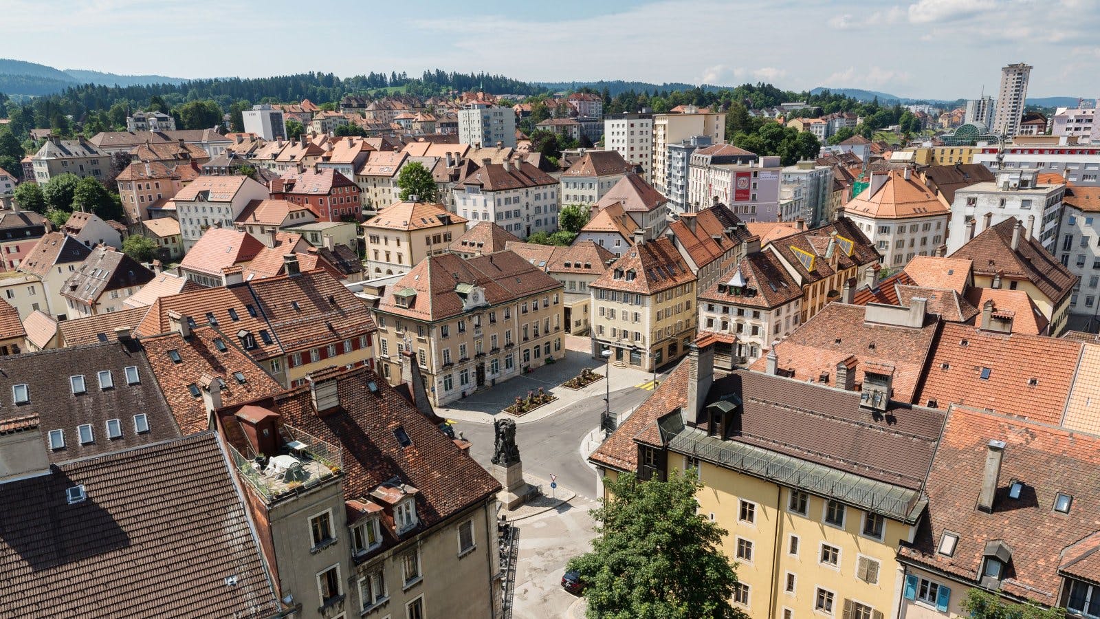 Depuis Neuchâtel, le RegioExpress t’emmène en tout confort et en seulement 27 minutes dans un joyau architectural: La Chaux-de-Fonds. Inscrite au patr...