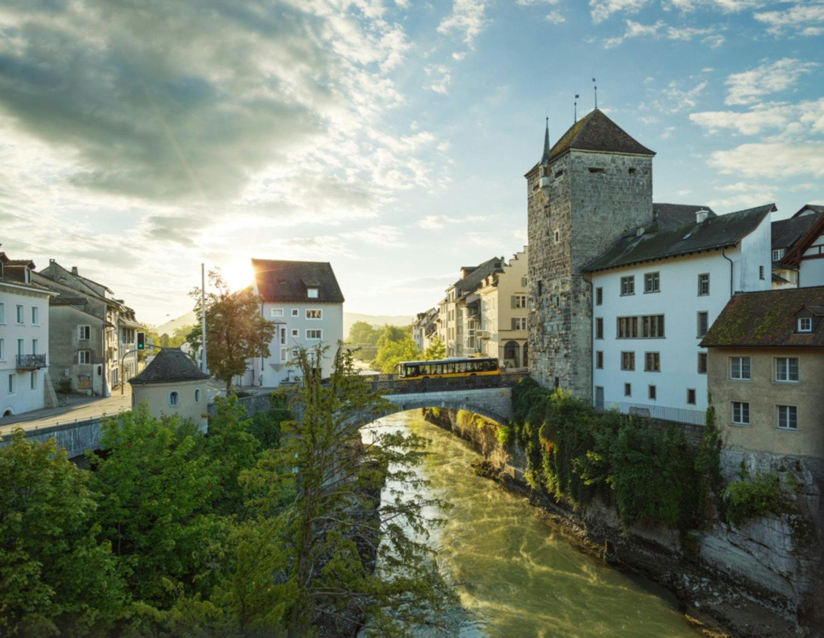 Avant de monter dans le train, une visite de la vieille ville de Brugg s’impose, pour son charme médiéval, sa «tour Noire» et son emplacement sur les...