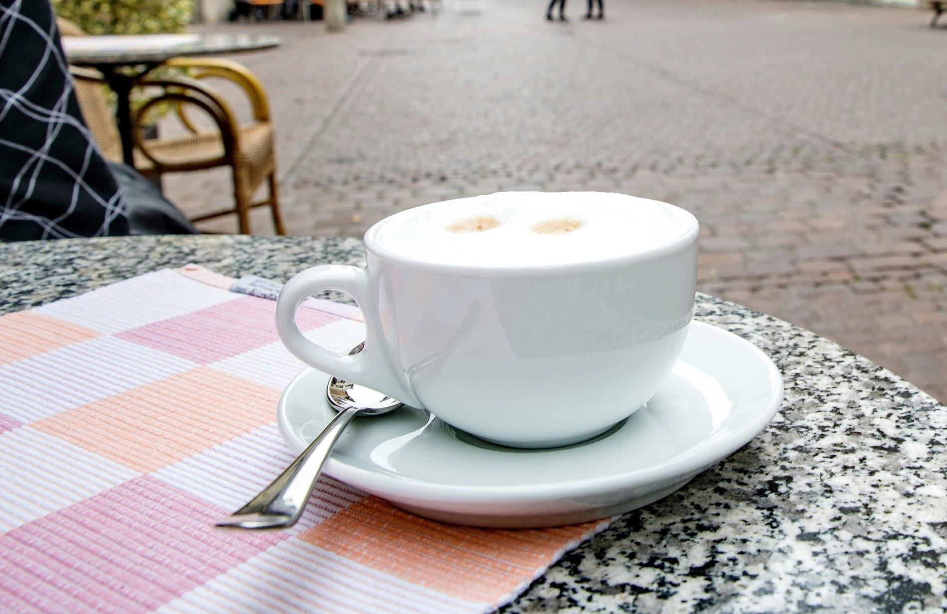 Les nombreux cafés de la vieille ville appellent à s’accorder une pause gourmande. Chaudement recommandé, le Café Vordergasse est un établissement cen...