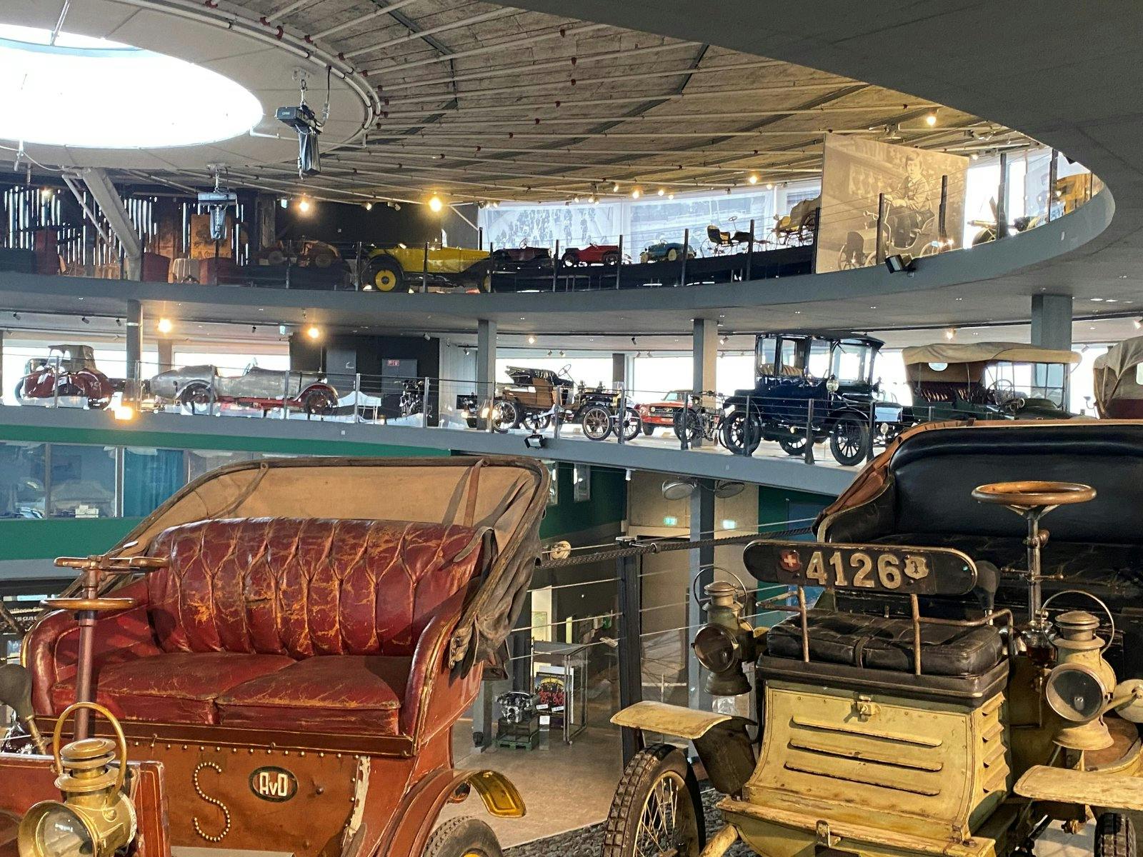 Oder möchtest du das grösste Oldtimer-Zentrum der Schweiz entdecken? Dann bleib einfach noch drei Minuten länger im Zug sitzen und fahr ins Pantheon n...