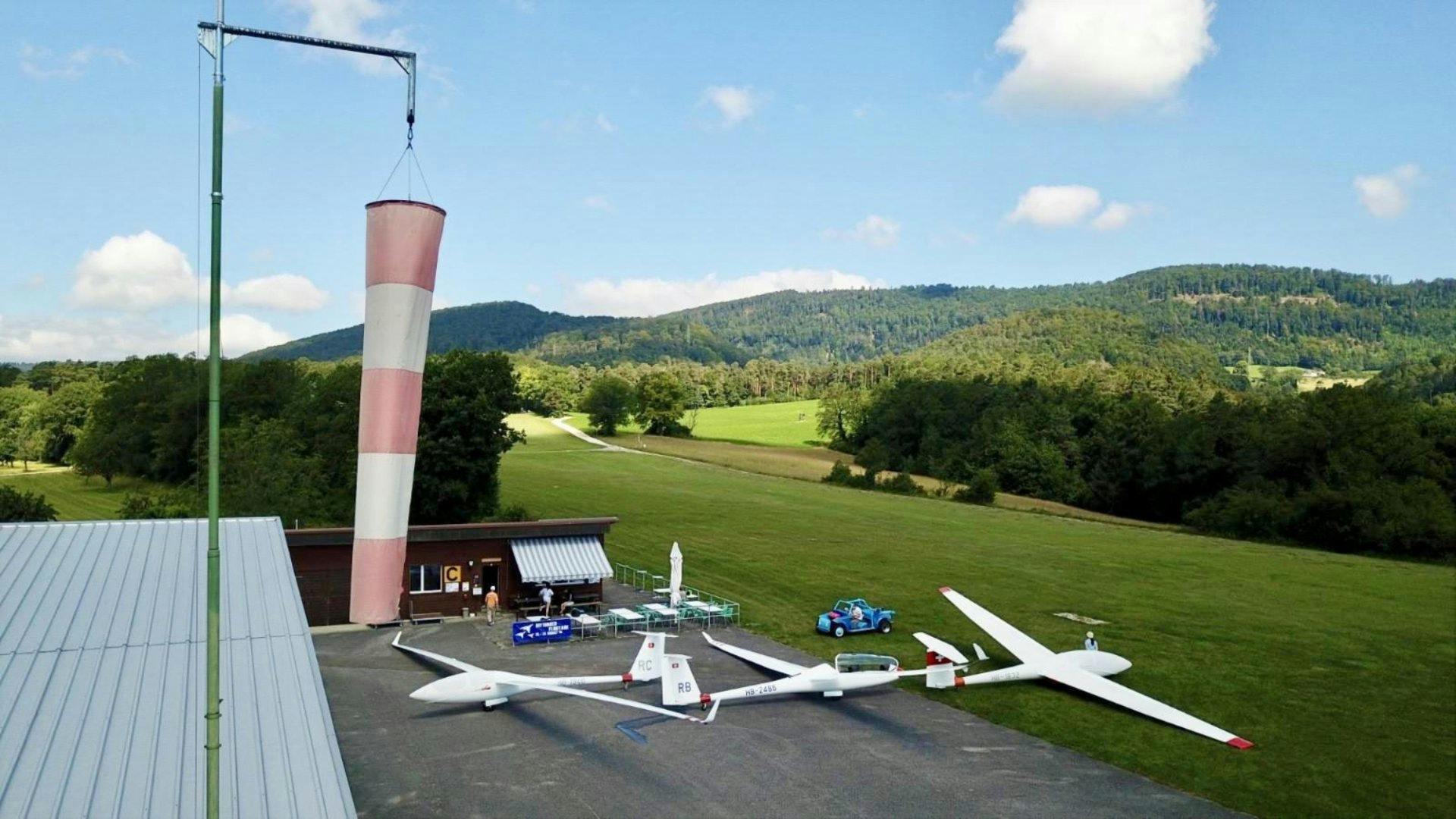 Tipp: Die Wiesentour führt dich am Flugfeld der Segelfluggruppe Dittingen vorbei. Während der Flugsaison lädt das Clubbeizli am Wochenende zu einer Pa...