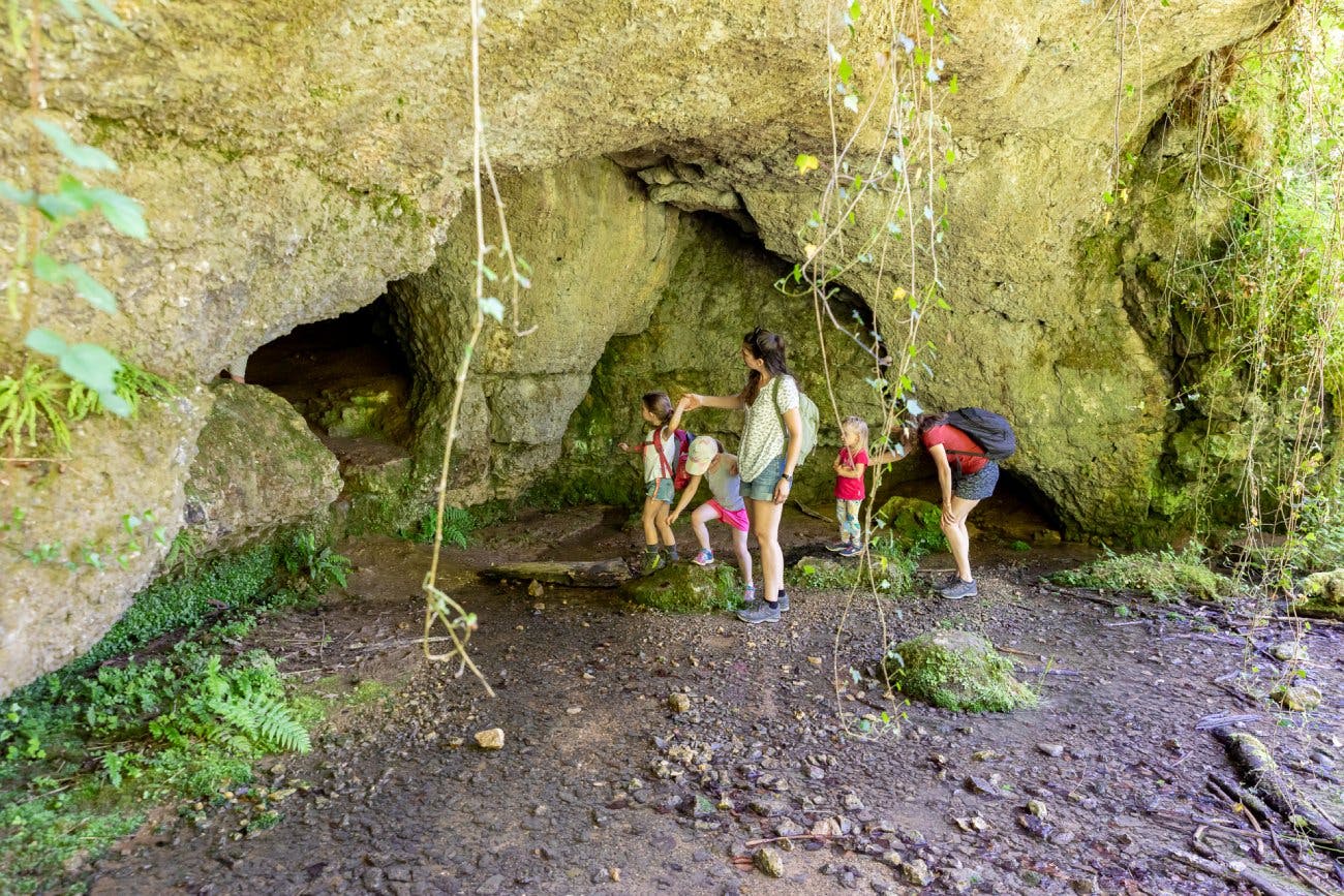 Von Arlesheim-Dornach geht’s in nur 15 Minuten mit der S3 weiter ins Laufental. Am Bahnhof Zwingen beginnt der abenteuerliche Karstlehrpfad, der dich...
