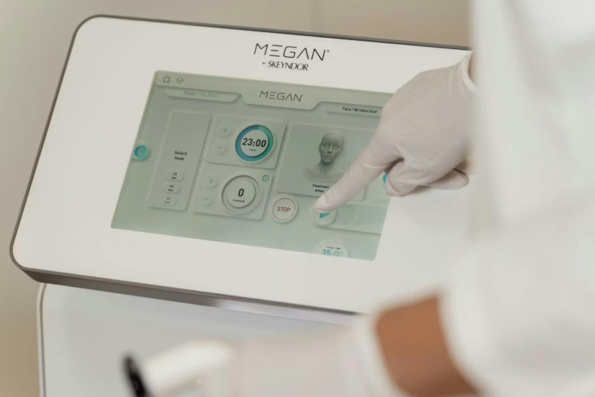 MEGAN ist das erste Gerät, das drei der aktuell wirksamsten Hauttechnologien in einer Behandlung kombiniert.