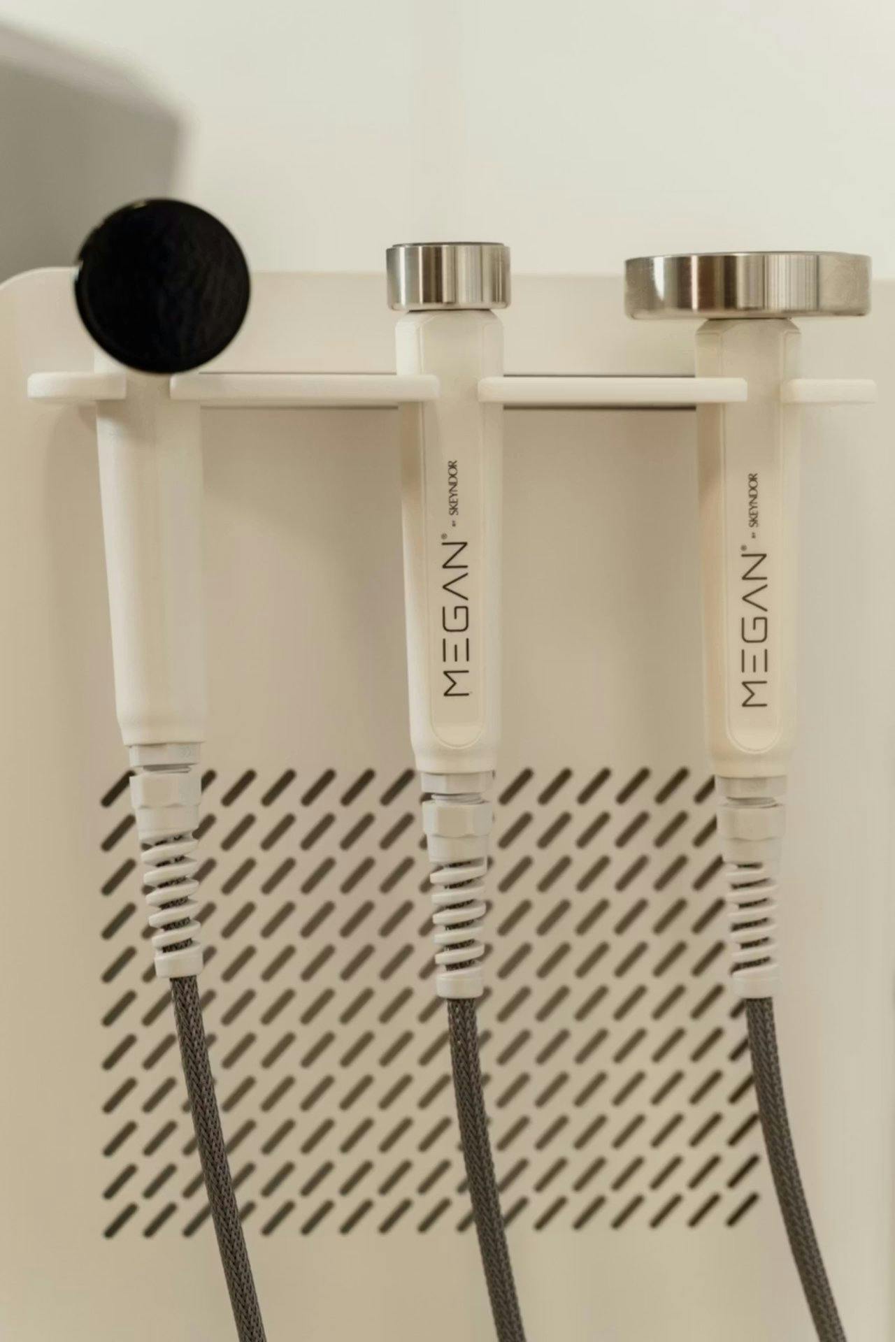 Ohne die Haut zu verletzen erzielt man damit maximale Effekte wie straffere Haut mit weniger Falten, verfeinerte Poren mit ebenmässigem Teint und eine...