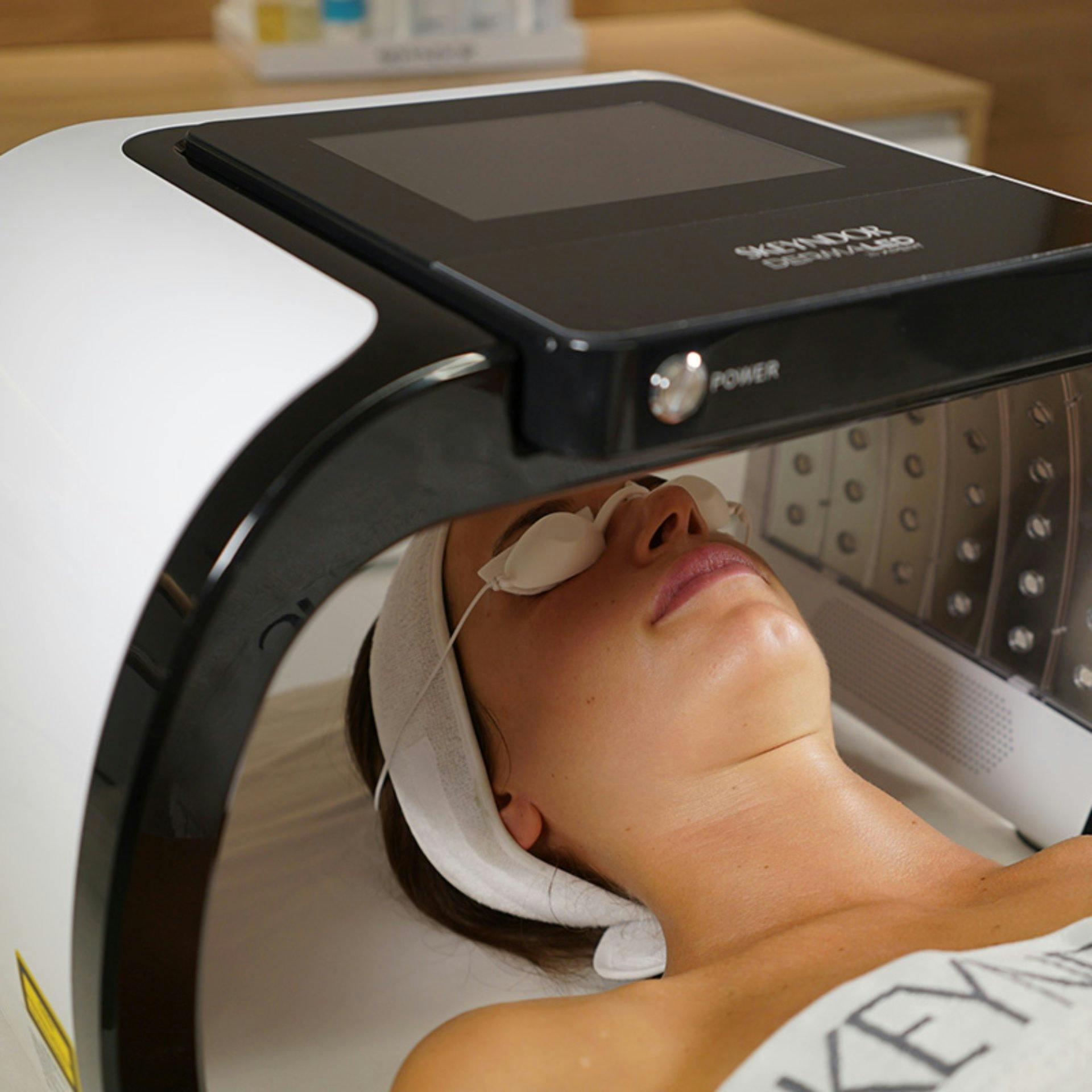 DERMALED XPERT von Skeyndor ist ein professionelles LED-Phototherapie-Gerät zur Behandlung verschiedener Hautprobleme, allem voran von Akne.