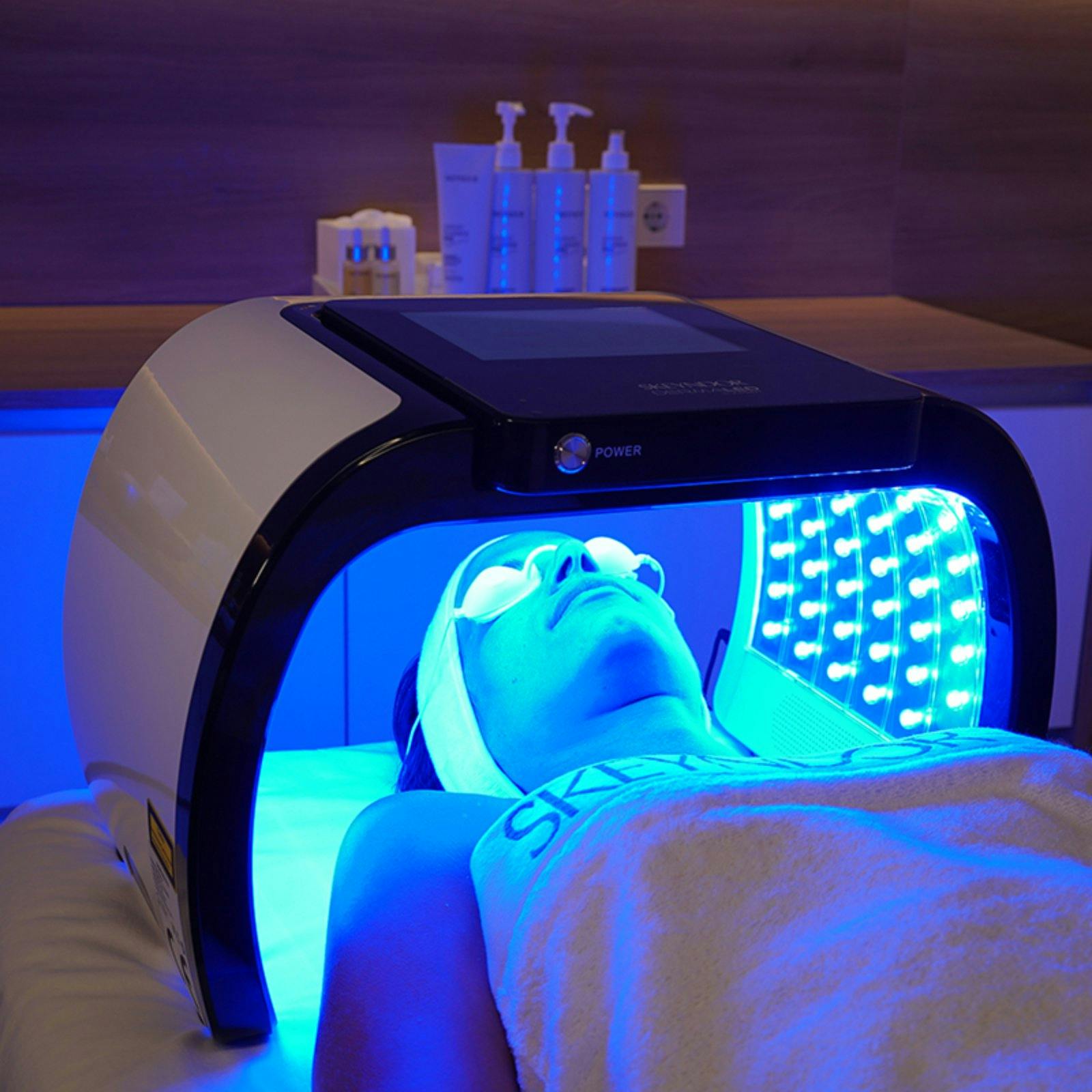 Blaues Licht dringt oberflächlich in die Haut ein und wirkt antibakteriell. Es bekämpft gezielt das Bakterium Propionibacterium acnes, das für Entzünd...