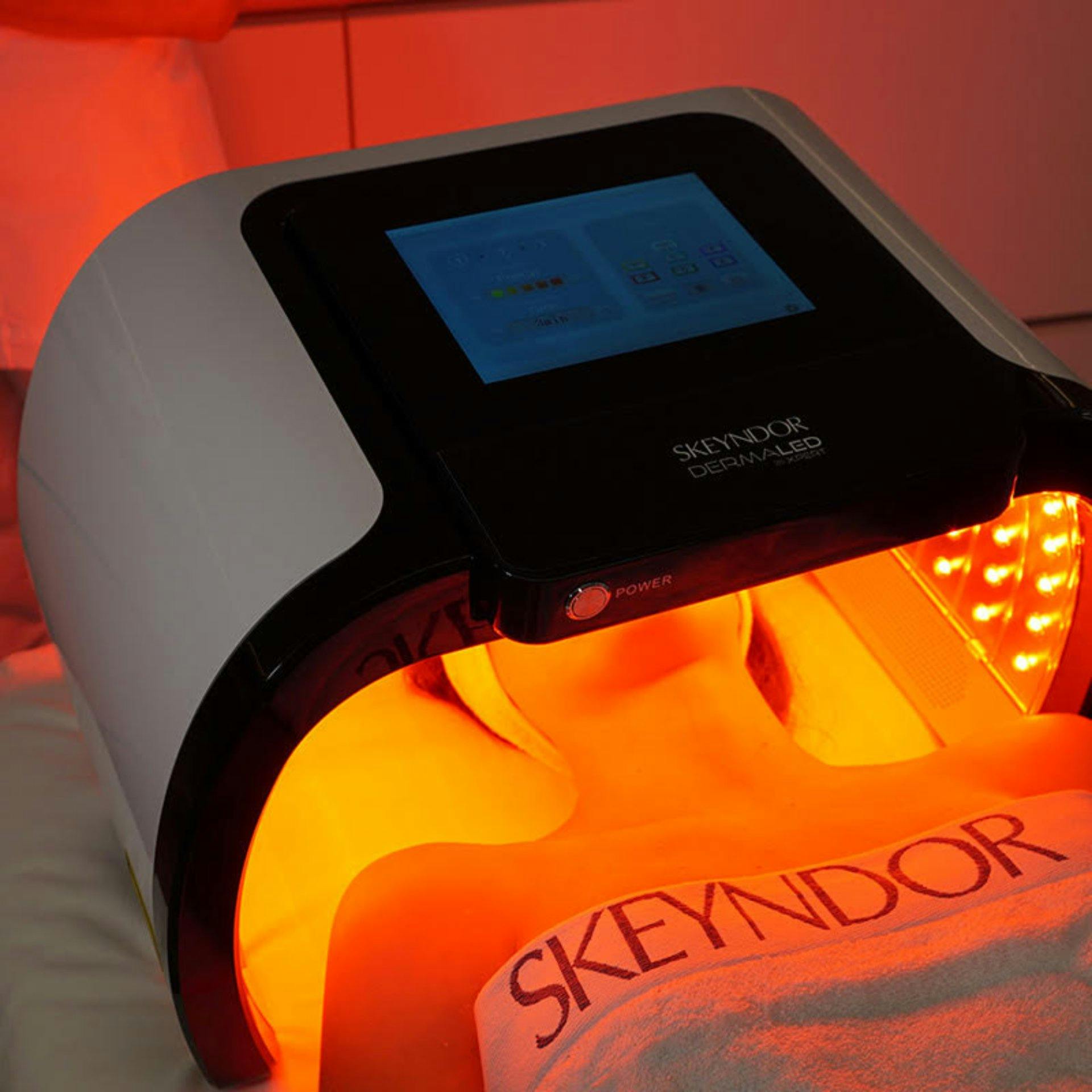 Rotes Licht dringt tiefer ein und wirkt entzündungshemmend sowie heilungsfördernd. Es hilft, Rötungen zu reduzieren und die Regeneration von Aknenarbe...