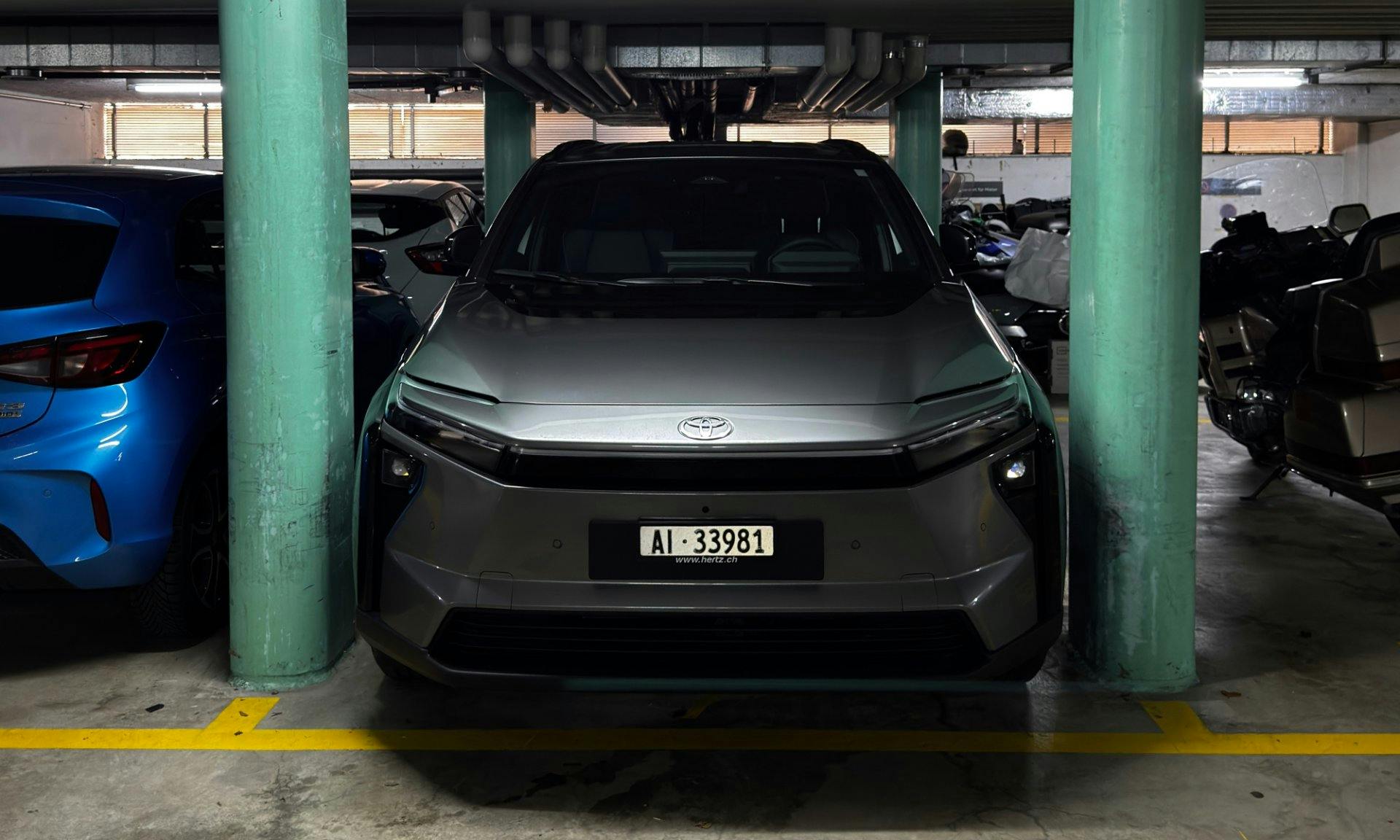 Die Kombination aus der engen Parklücke und meinem Parktalent hat mir eine 20-minütige Einheit Tetris für Fortgeschrittene geschenkt, aber der Sieg ge...