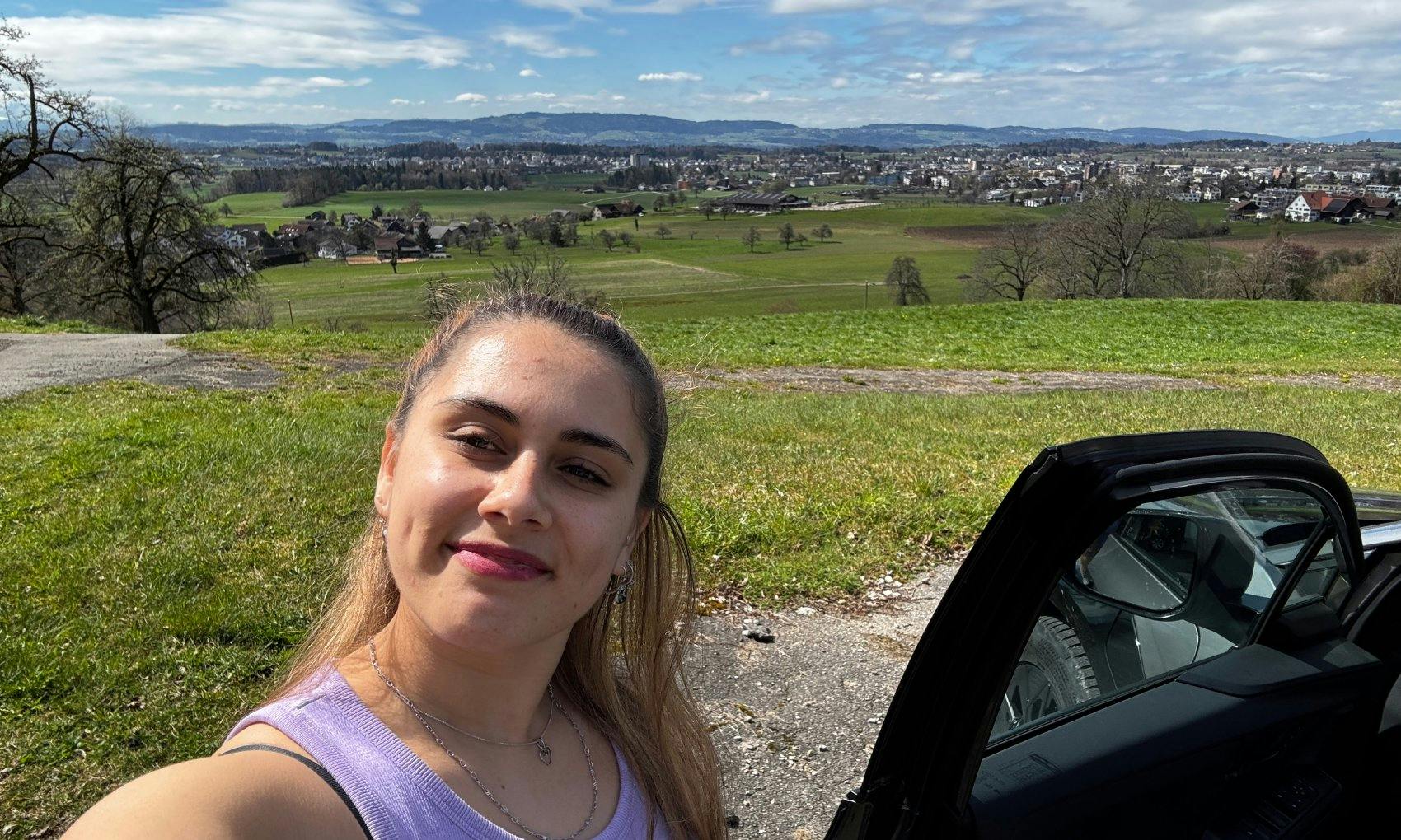 Einfach mal kurz innehalten: Ich geniesse die Frühlingssonne bei diesem Aussichtspunkt.