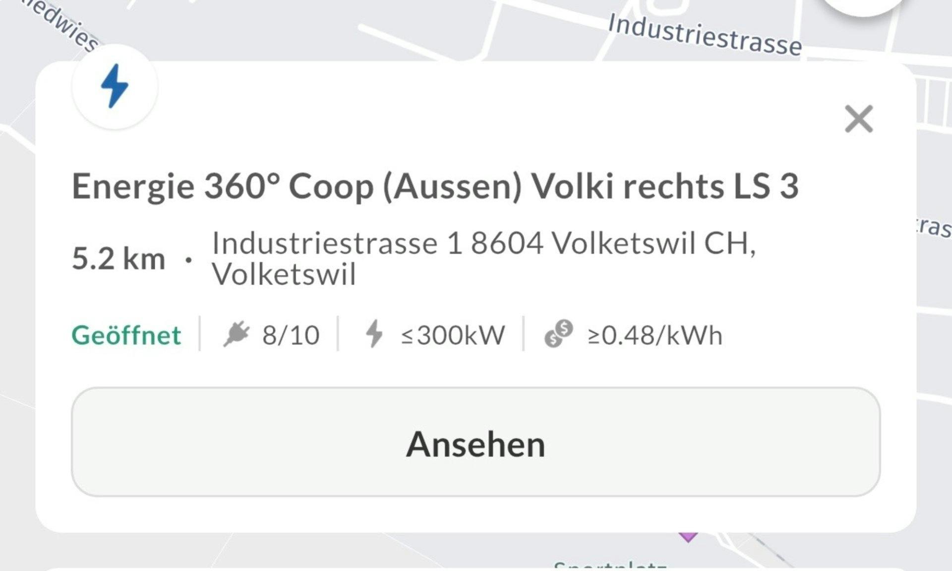 Entweder das Navi zeigt direkt die nächstgelegenen Ladestationen an oder es gibt unzählige Apps, die das E-Auto-Leben erleichtern. Diese verraten auch...