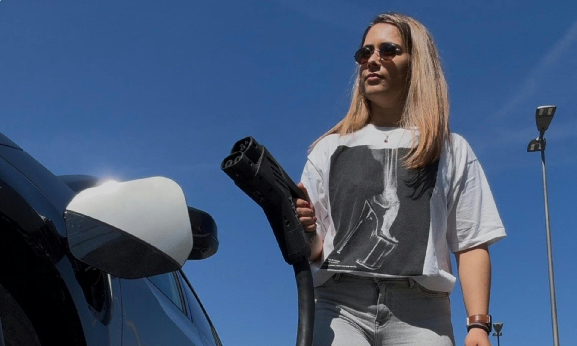 Einstecken, Ladevorgang autorisieren und schon fliesst die Energie. Während das Auto lädt, gehe ich entspannt einkaufen.