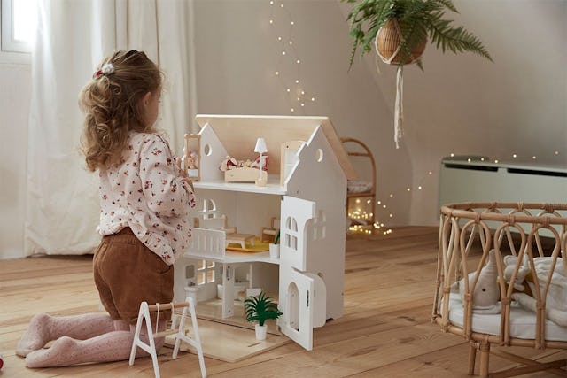 Mit einem Puppenhaus können Kinder ihre Eltern nachahmen und so tun, als wären sie gross. Mit einem Puppenhaus können Kinder ihre Eltern nachahmen und so tun, als wären sie gross.