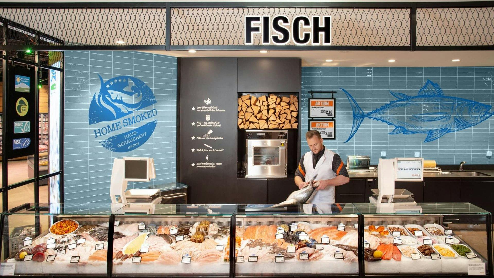 An der Fischtheke können Spezialitäten aus nachhaltigem Fischfang erworben werden.