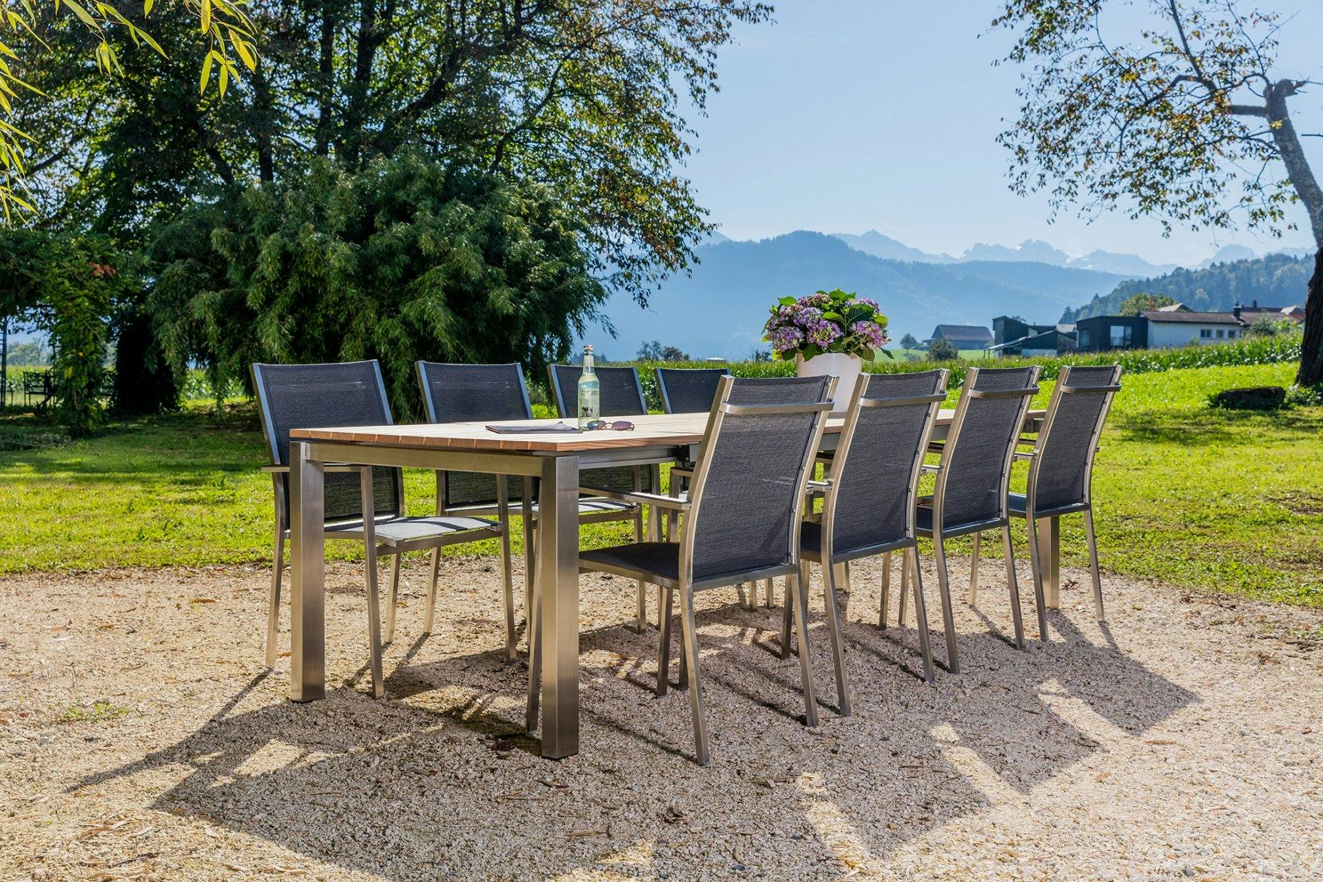 Das Paradestück von Gate Living ist der hochwertige Gartentisch „Lozärner“ aus Edelstahl und witterungsbeständigem Lärchenholz.