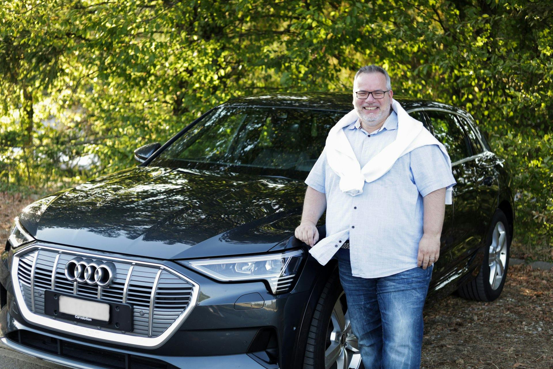 Frank Ashkuri ist treuer Carvolution-Kunde. Während er zu Beginn von seinen Kollegen belächelt wurde, sind heute viele unter ihnen am Auto-Abo interessiert.