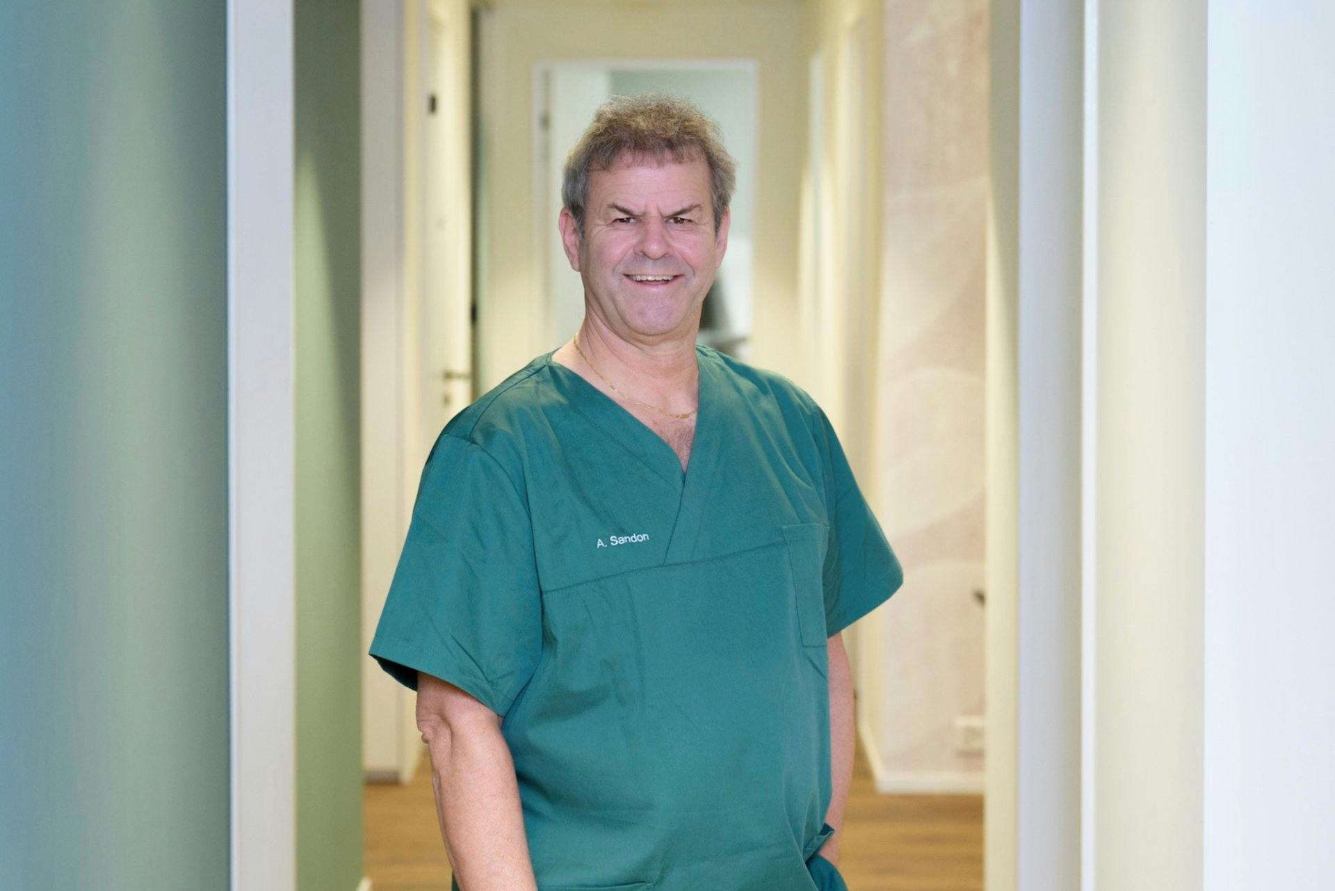 «Alberto Sandon zählt mit über 10 000 erfolgreichen Behandlungen zu den führenden Spezialisten für Haartransplantation in der Schweiz.»