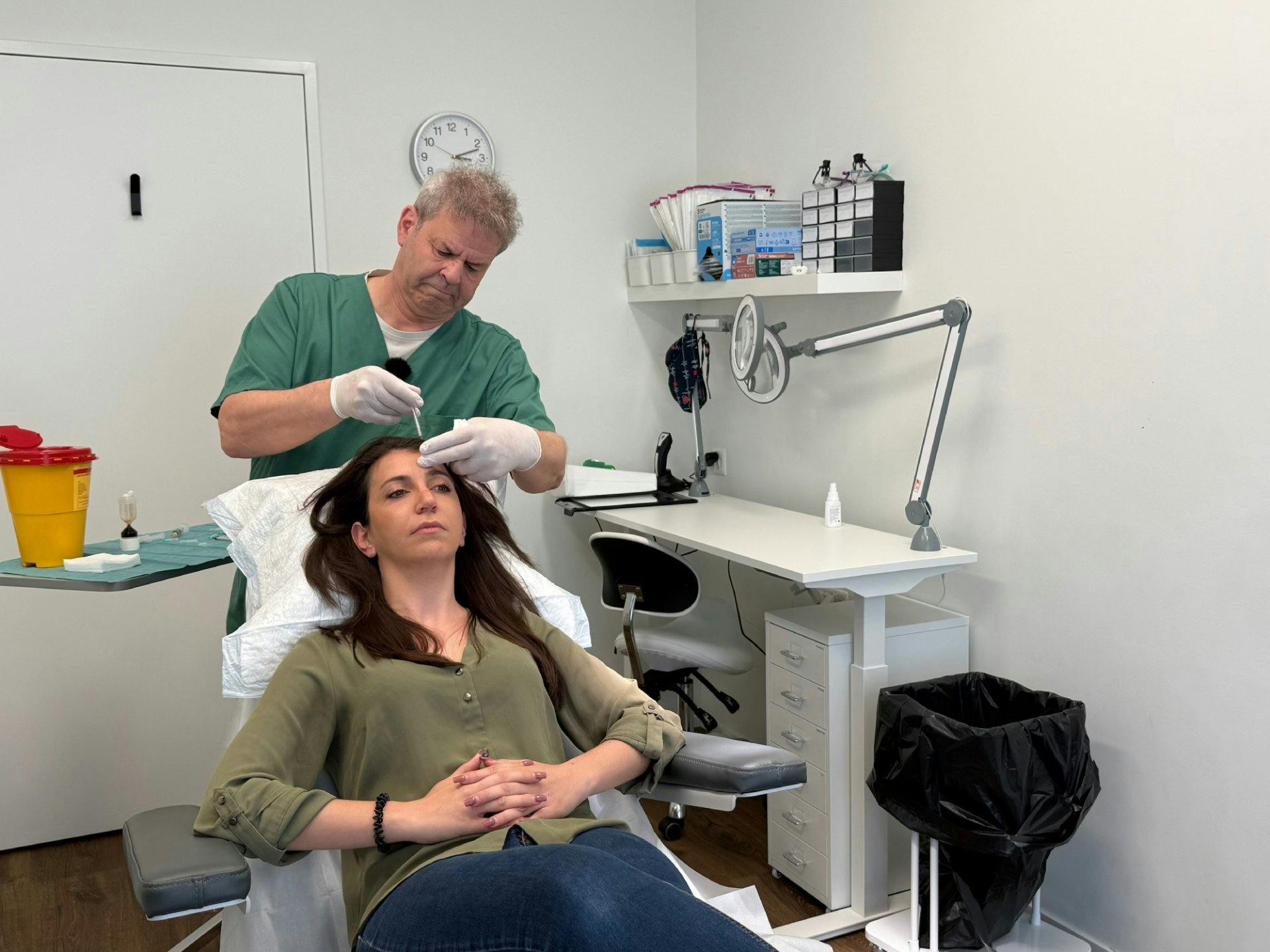 Alberto Sandon bei einer Haarverdichtung mittels PRP-Behandlung: «Diese Methode wird beosnders von Frauen sehr geschätzt für verbesserte Haarqualität, -volumen und -dichte.»