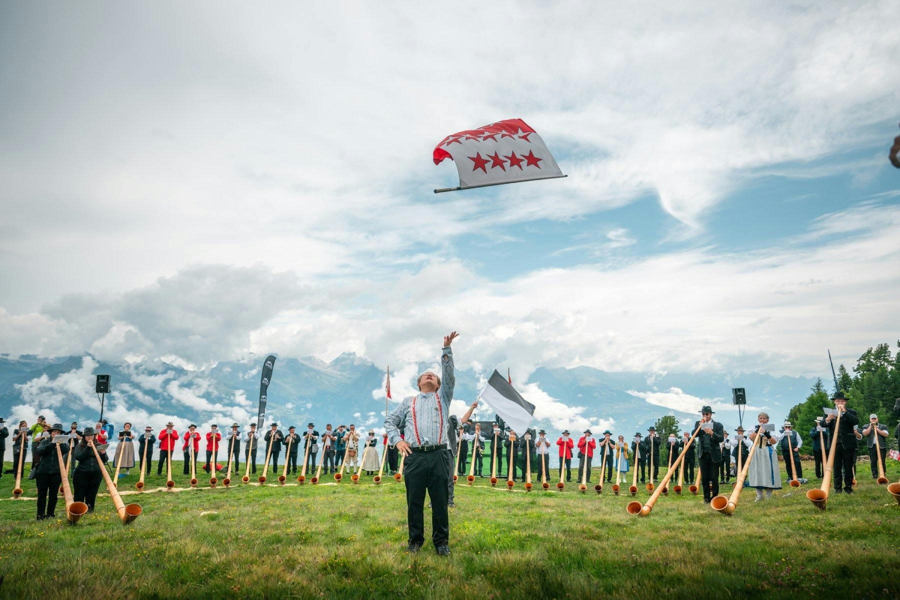Le Festival de Cor des Alpes à Tracouet mêle tradition et folklore dans un cadre exceptionnel.