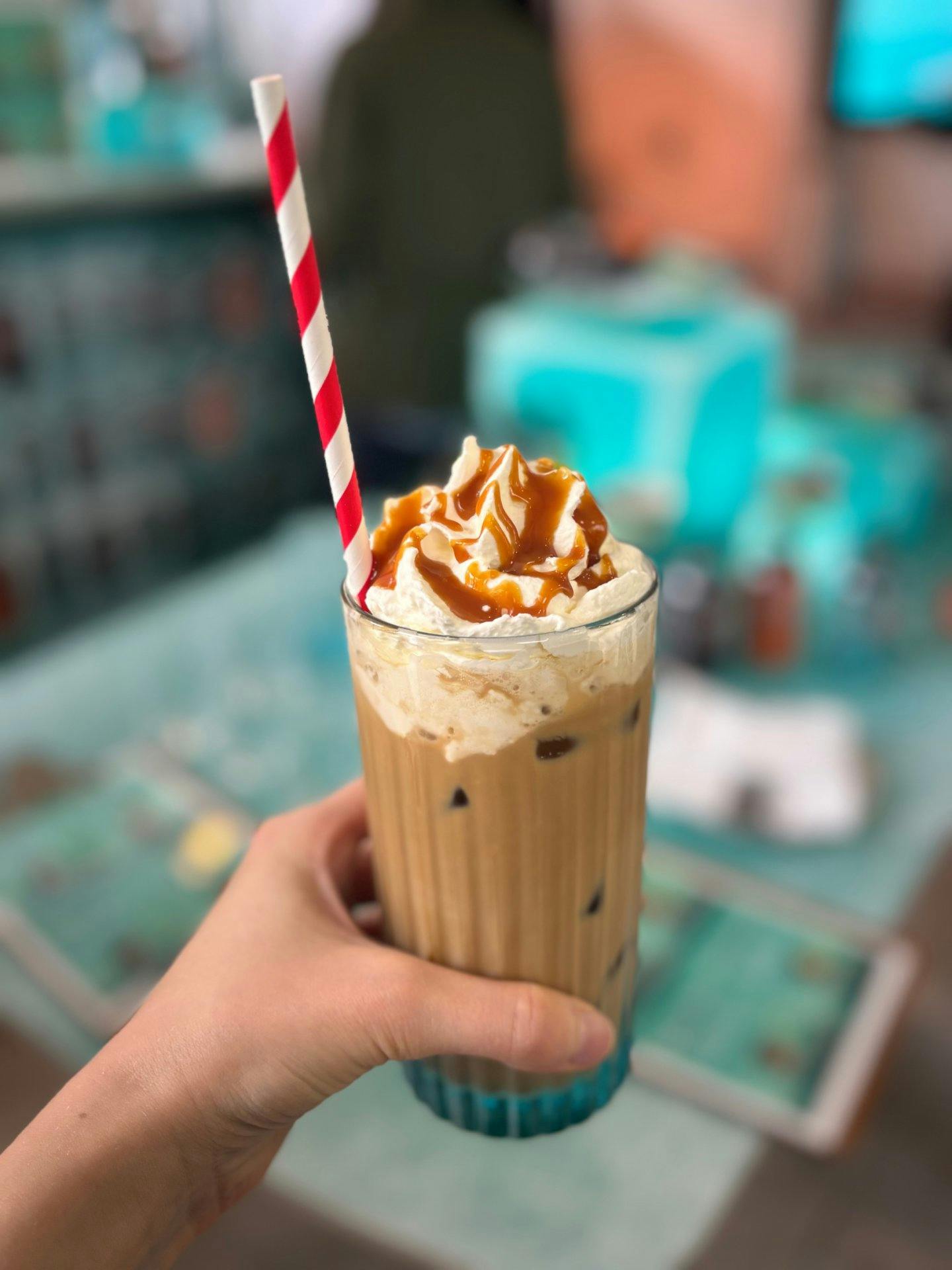 Mit dem Nescafé Espresso Concentrate zauberst du dir im Nu einen Iced Oat Latte.